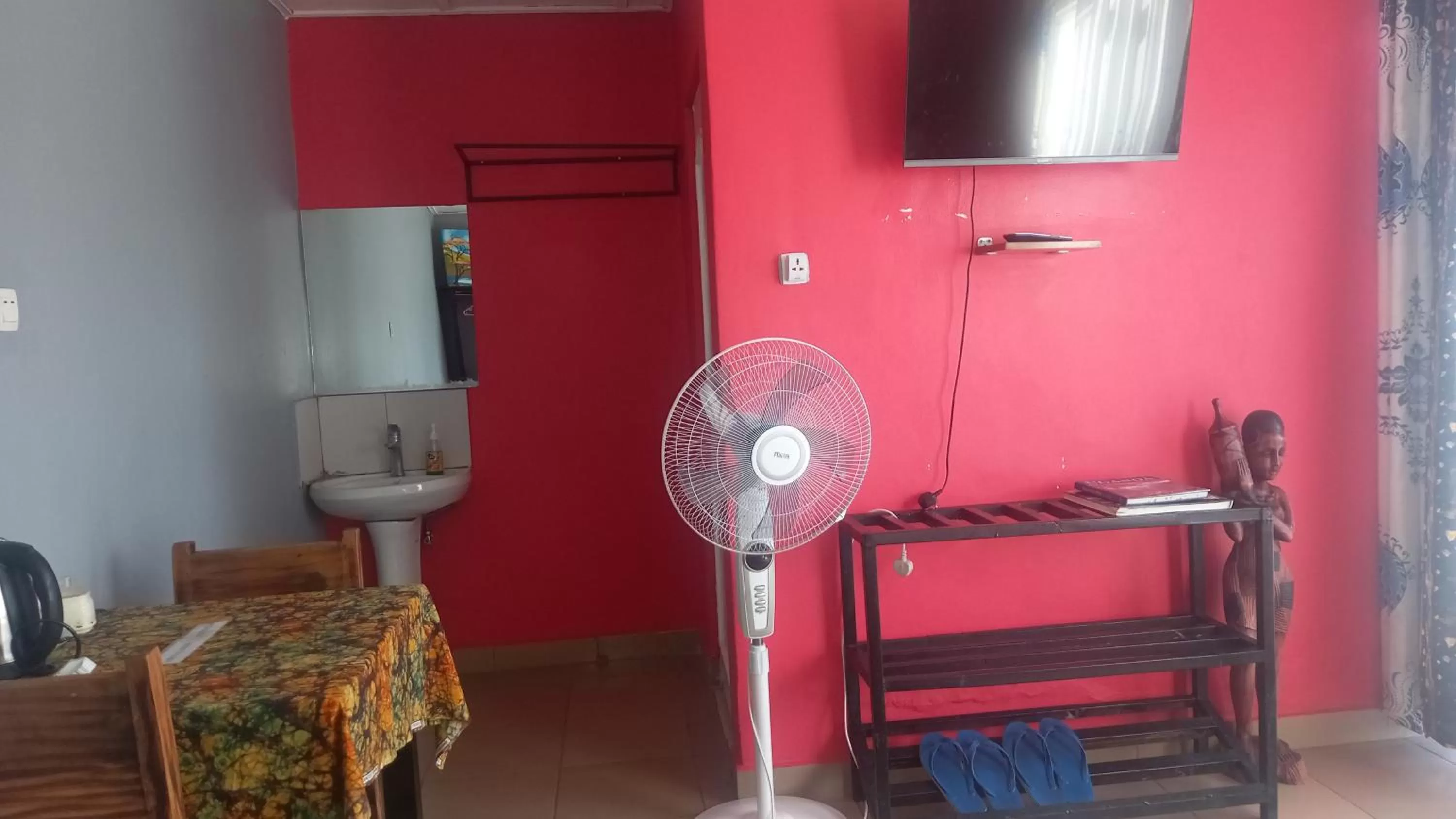 TV/Entertainment Center in Tommy's Budget Rooms