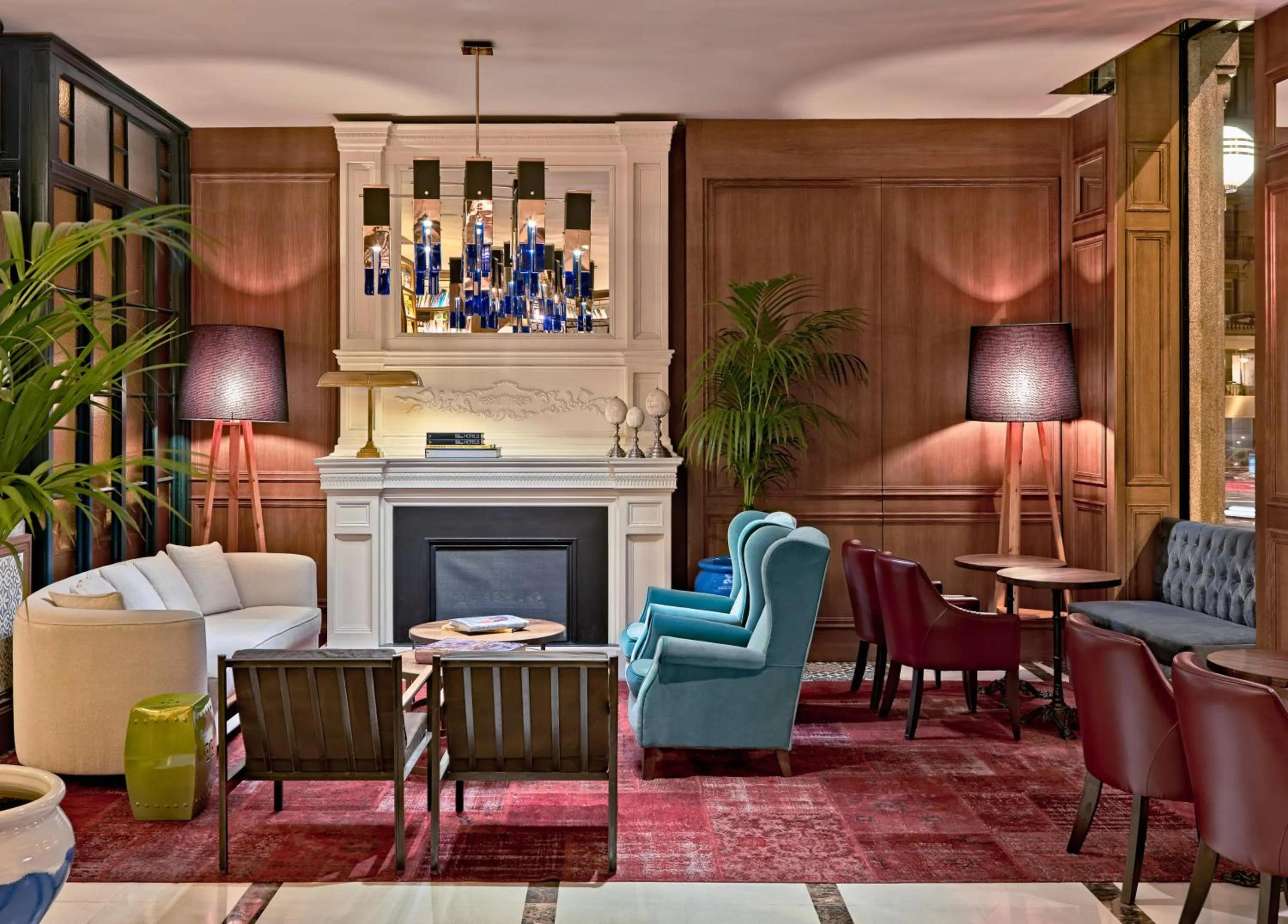 Communal lounge/ TV room in Boutique Hotel H10 Villa de la Reina