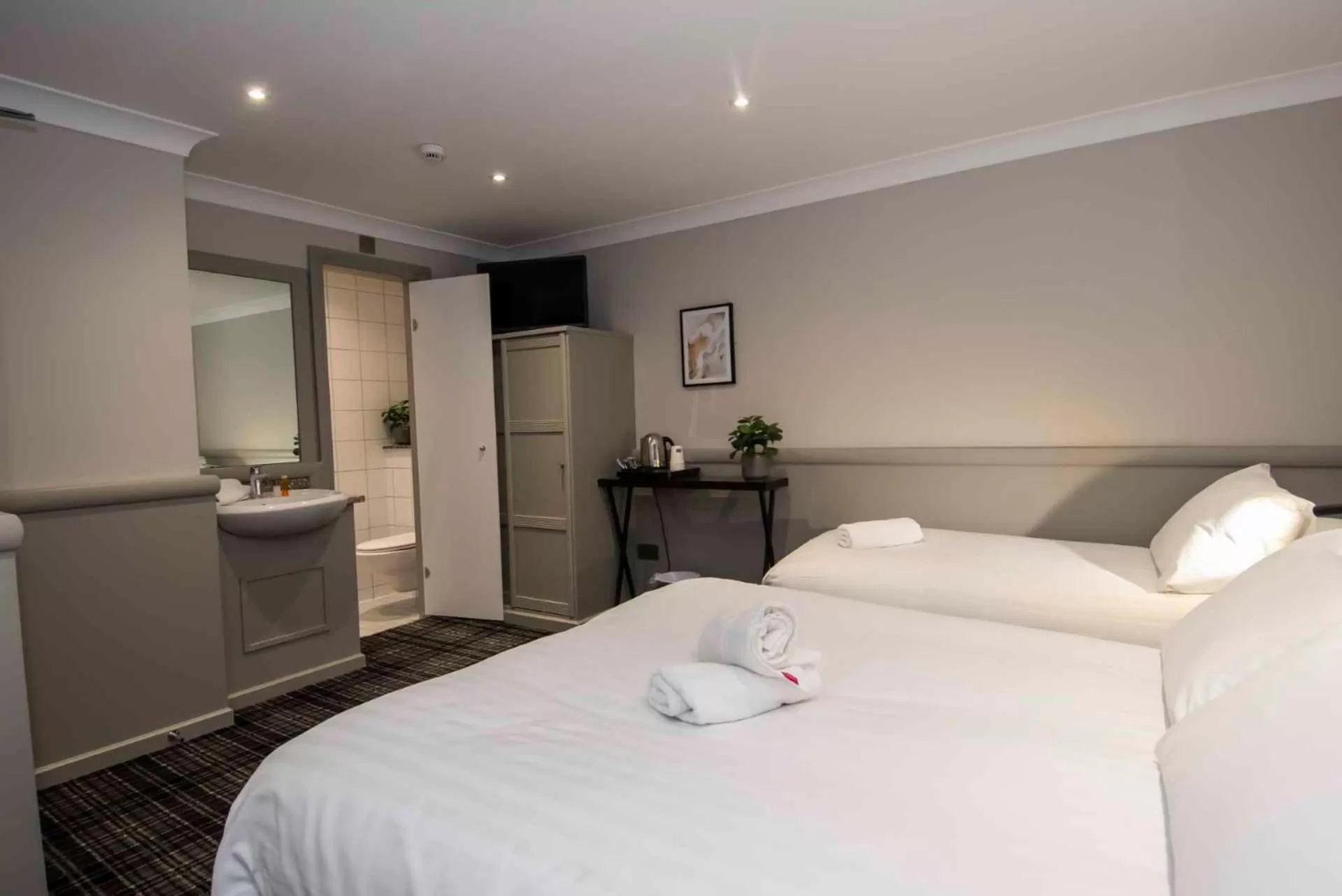 Coffee/tea facilities, Bed in Howard Winchester Hotel