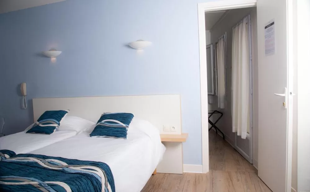 Bed in Hotel Les Dunes