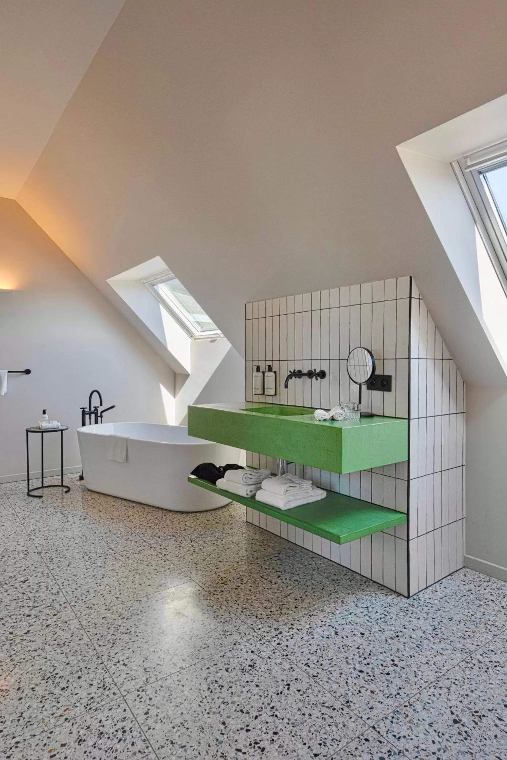 Bath in U Eat & Sleep Antwerp