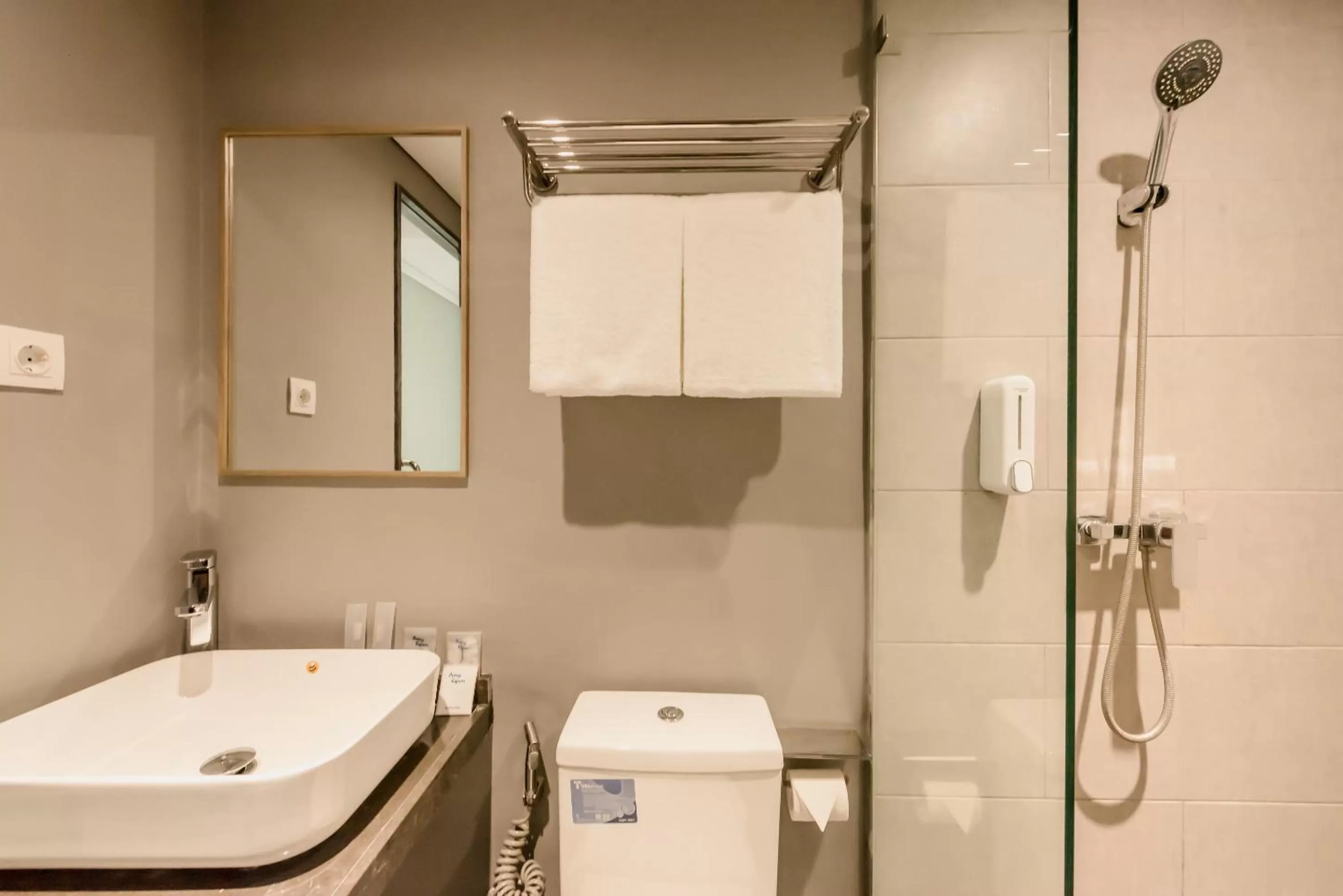 Bathroom in Yellow Bee Tanah Abang