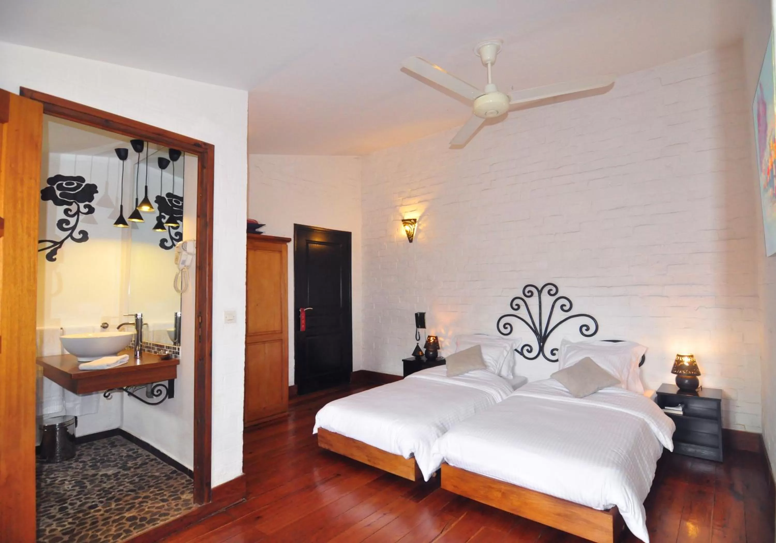 Photo of the whole room, Bed in Rova Hotel