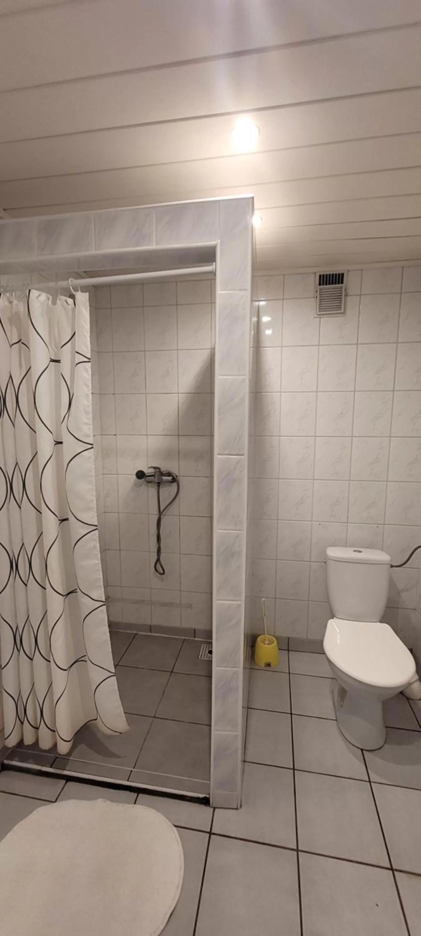 Shower in Dworek Pokoje Gościnne