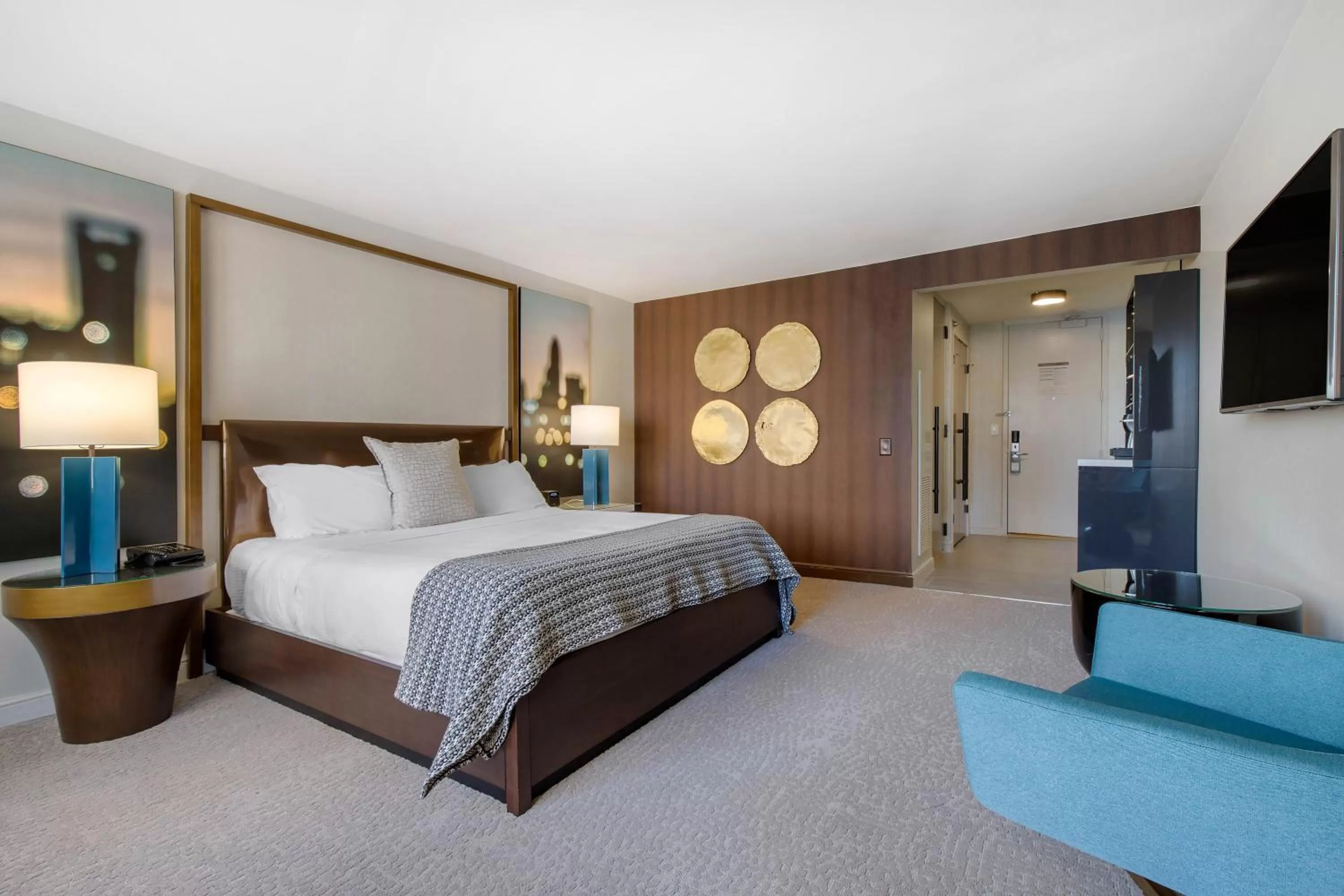 Premier Executive Room with King Bed in Omni Charlotte Hotel