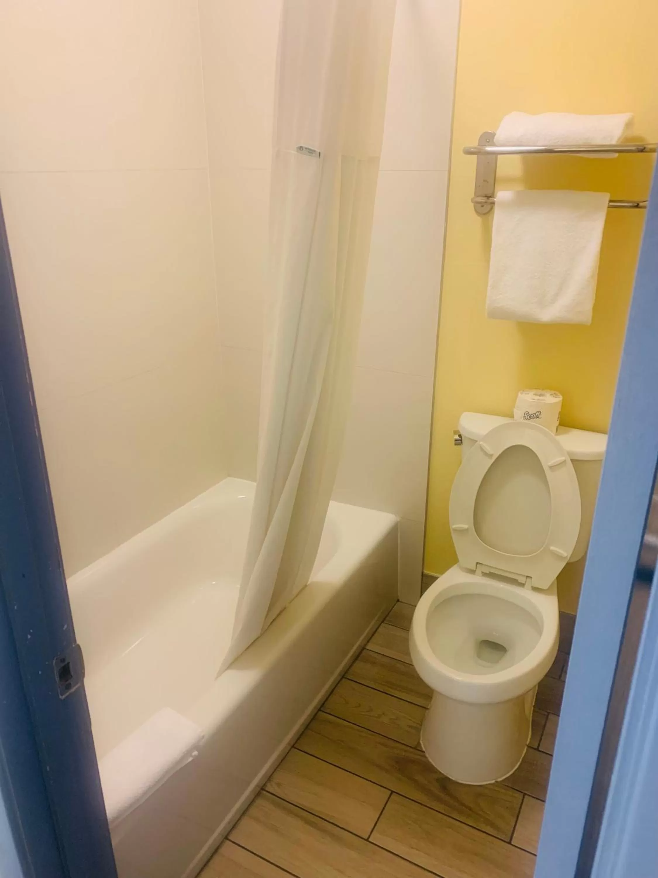 Double Room with Two Double Beds and Bath Tub - Mobility/Hearing Accessible - Smoking in SureStay Plus by Best Western Beaumont