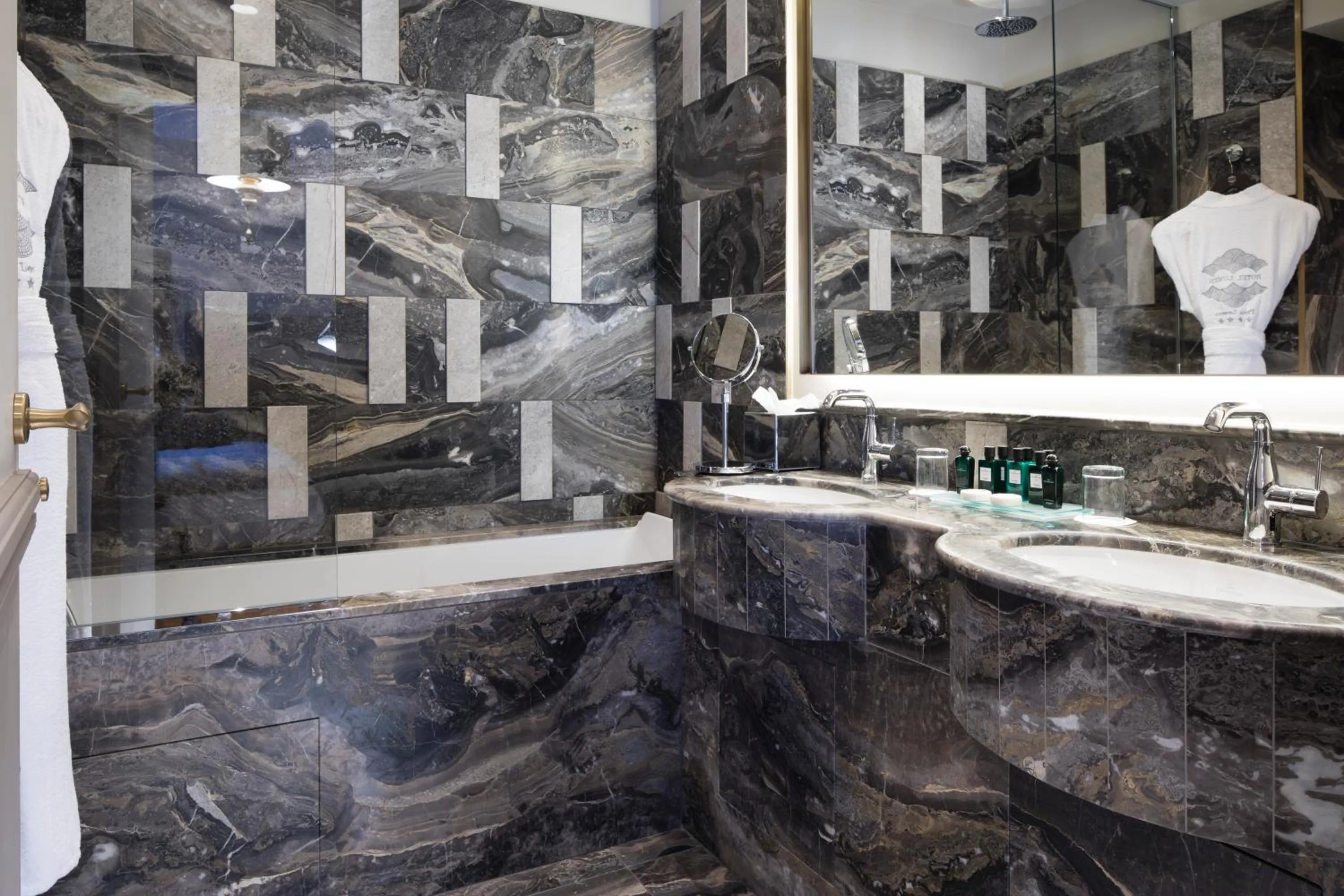 Shower in Hotel Lumen Paris Louvre