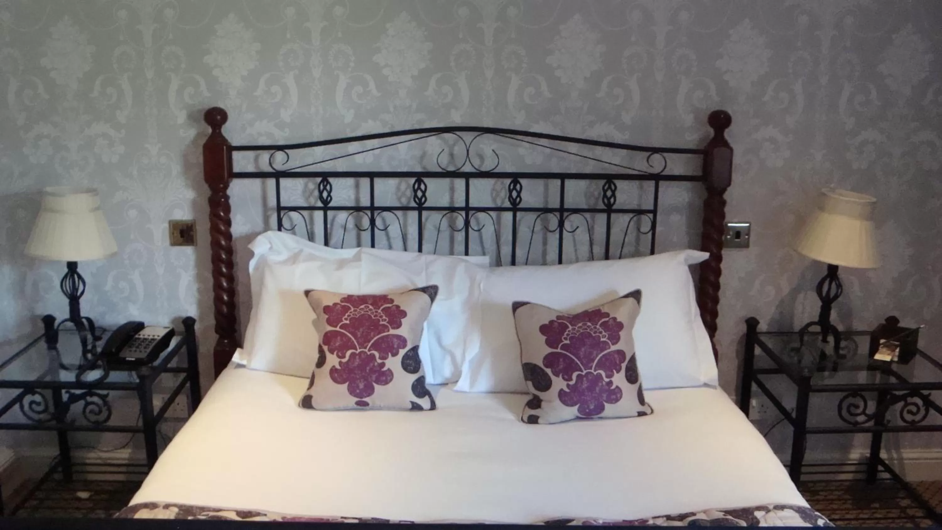 Bedroom, Bed in Waterton Park Hotel