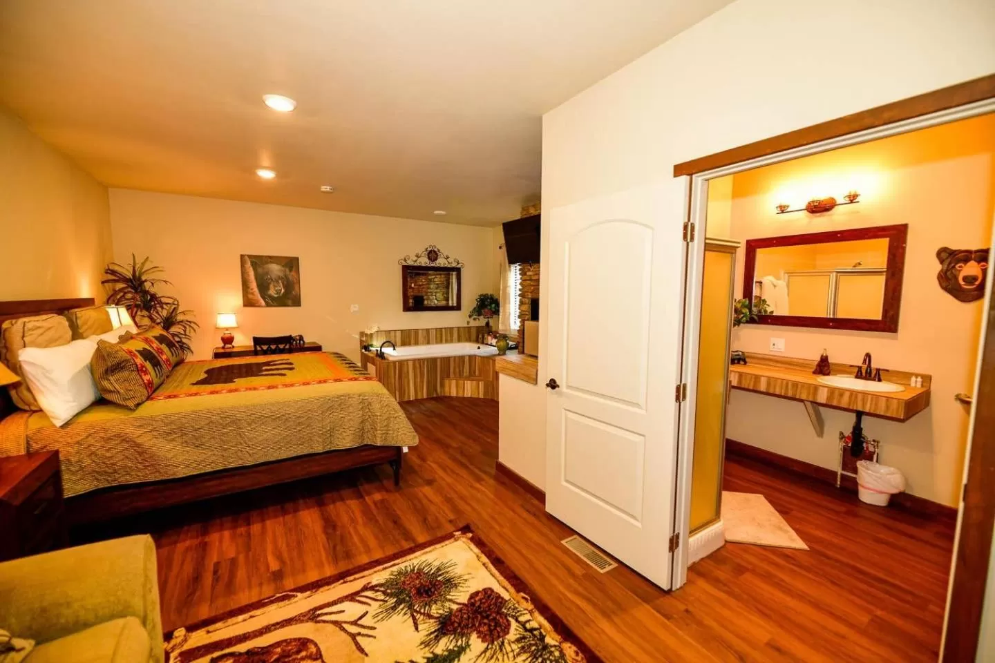Photo of the whole room, Bed in Black Forest Lodge