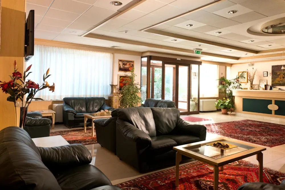 Communal lounge/ TV room in Park Hotel La Grave