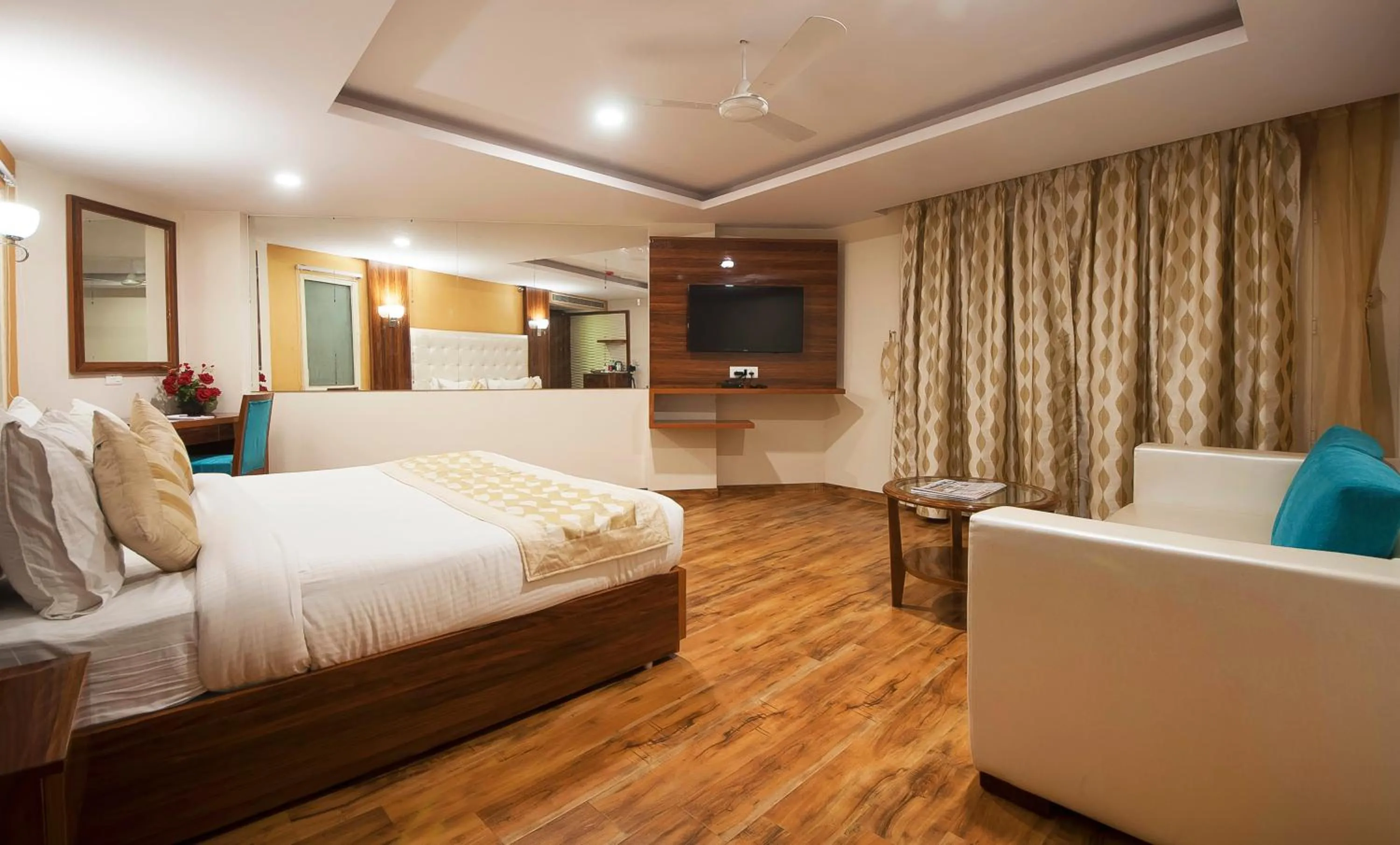 Seating area, Bed in Airport Hotel Ramhan Palace Mahipalpur