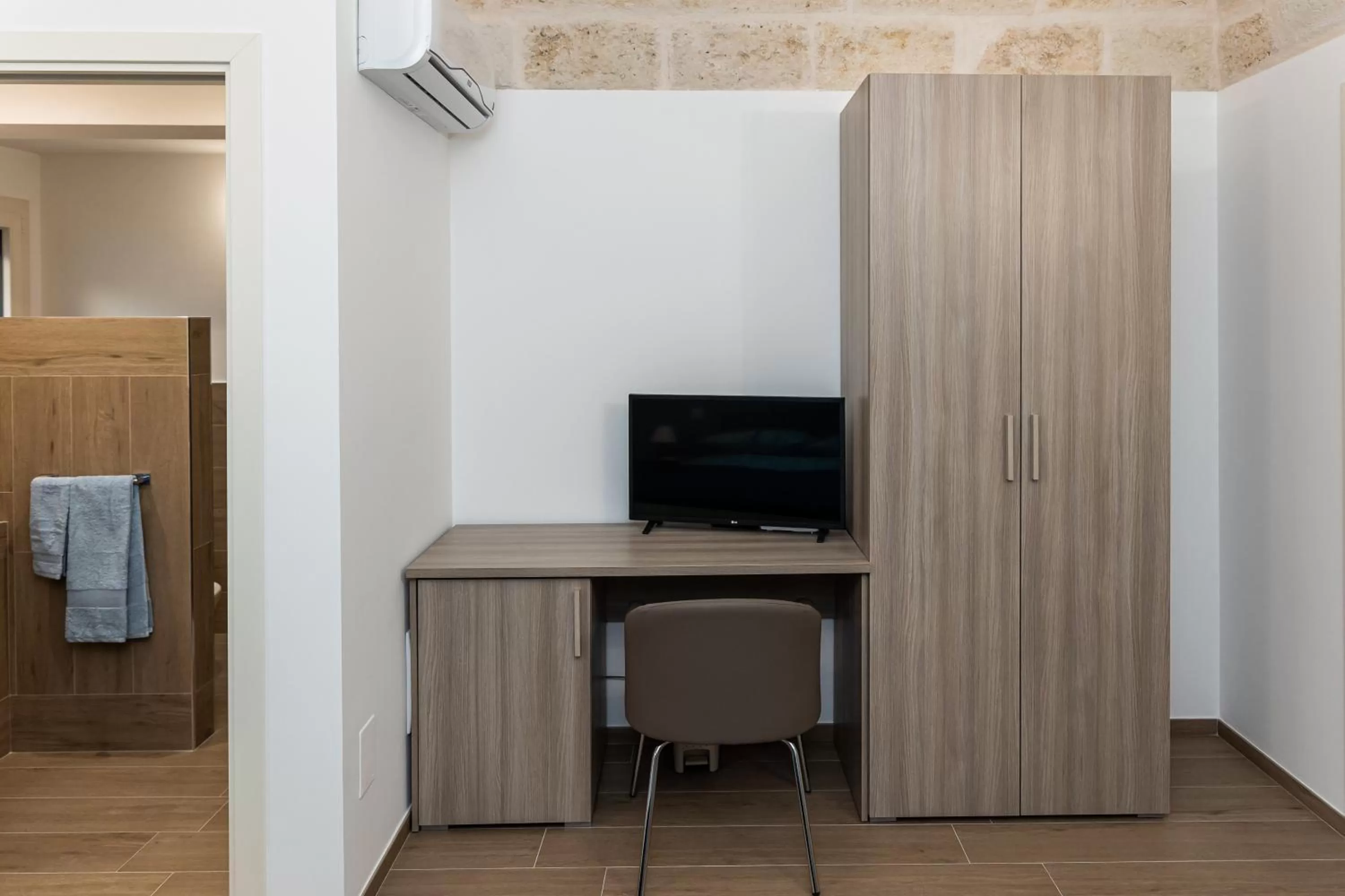 TV and multimedia, TV/Entertainment Center in Peter & Dove's House