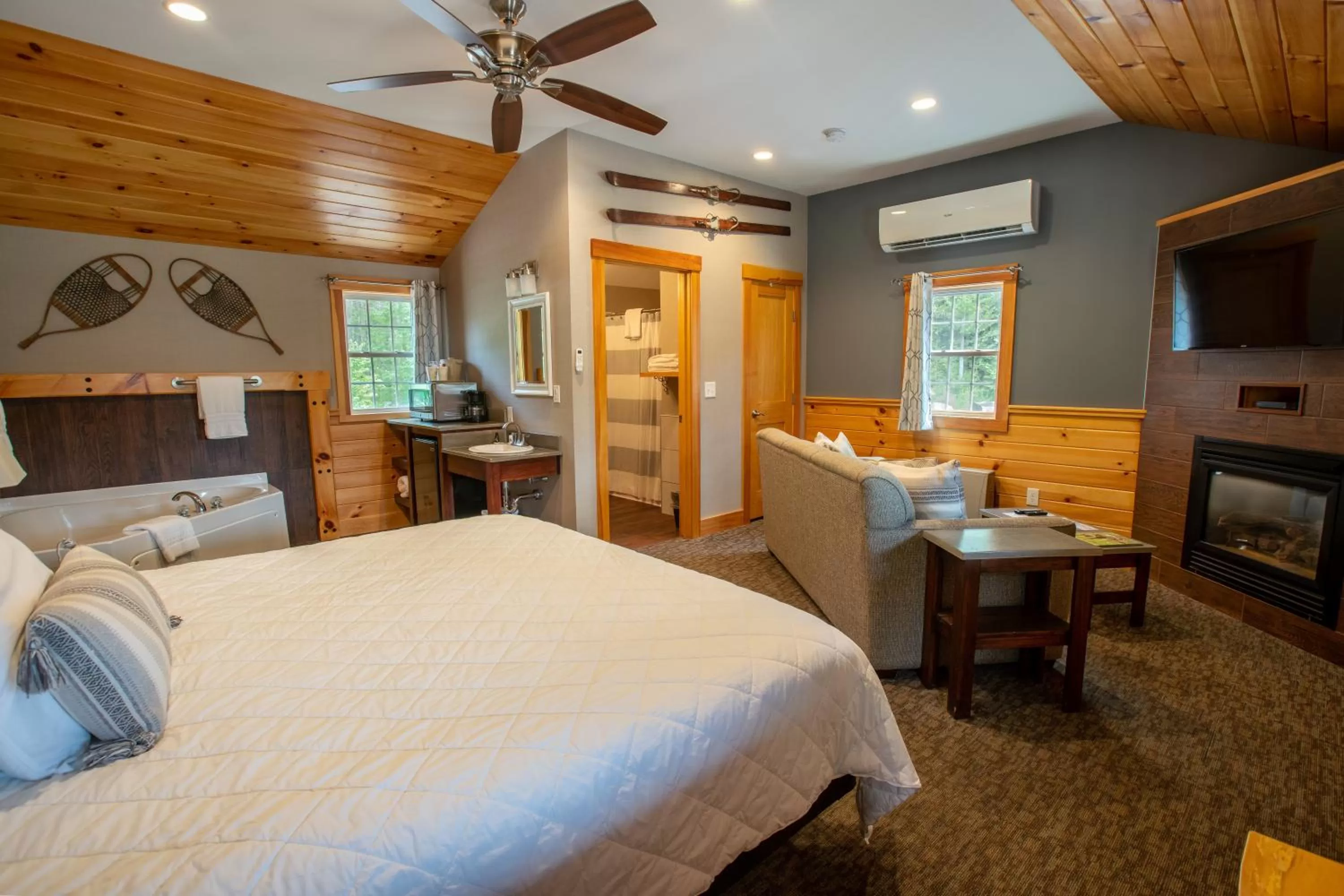 Bed in New England Inn & Lodge