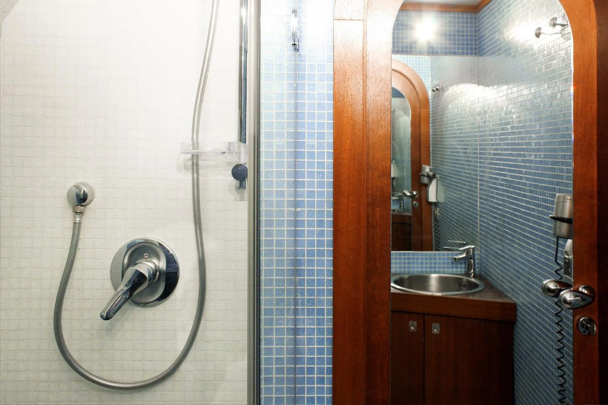 Shower in LHP Suite Posillipo