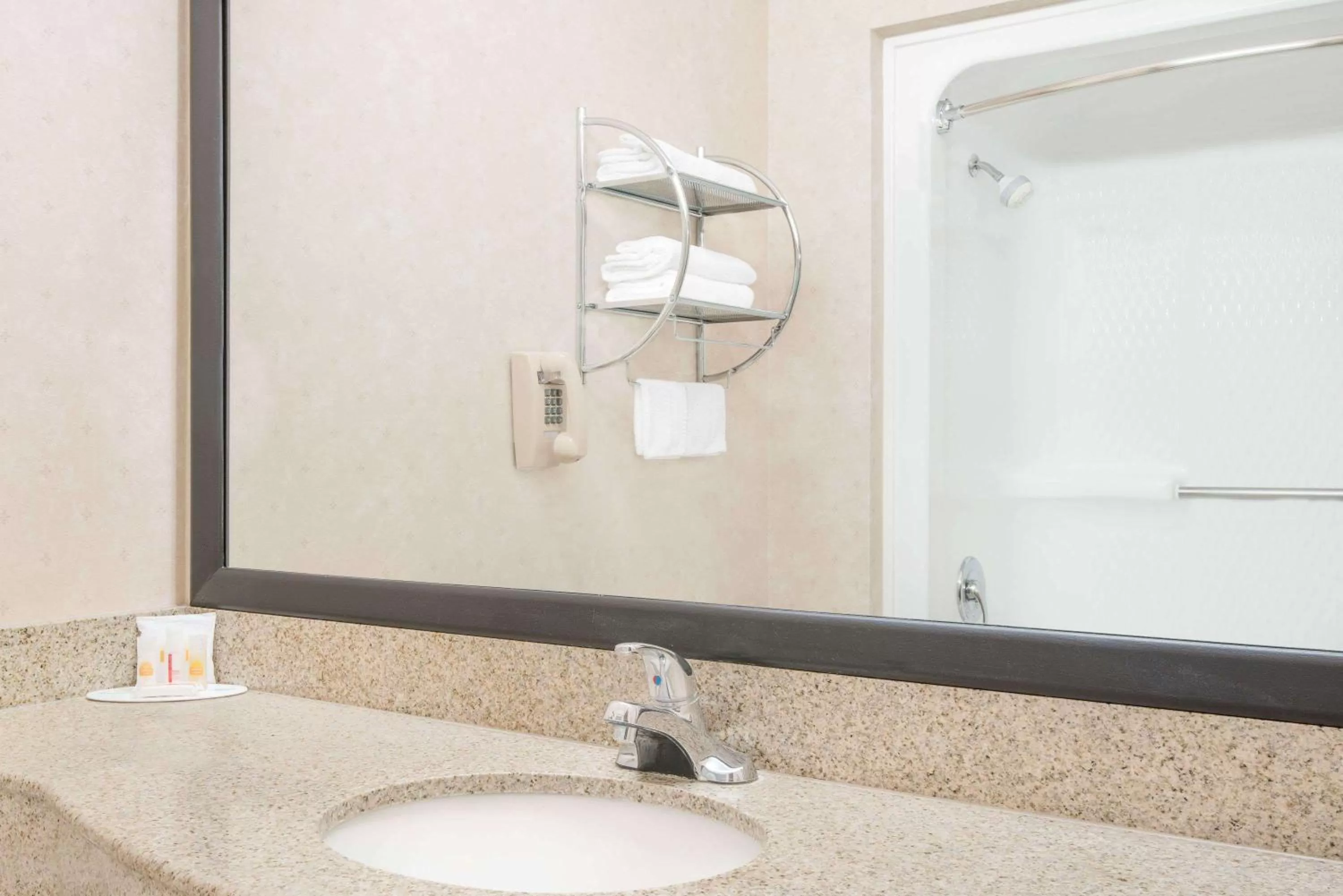 Bathroom in Days Inn & Suites by Wyndham Dumas