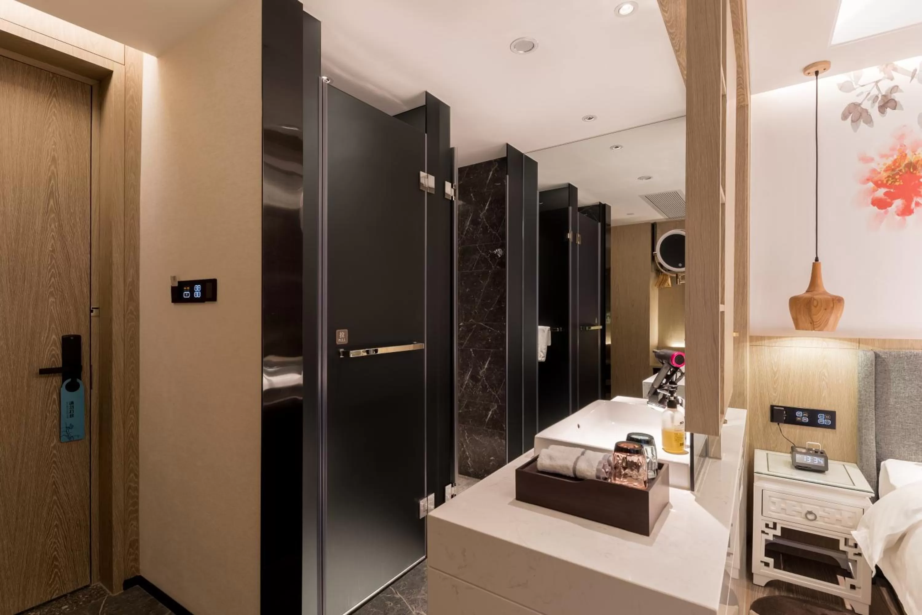 Bathroom, Bed in Paco Hotel Canton Tower Pazhou