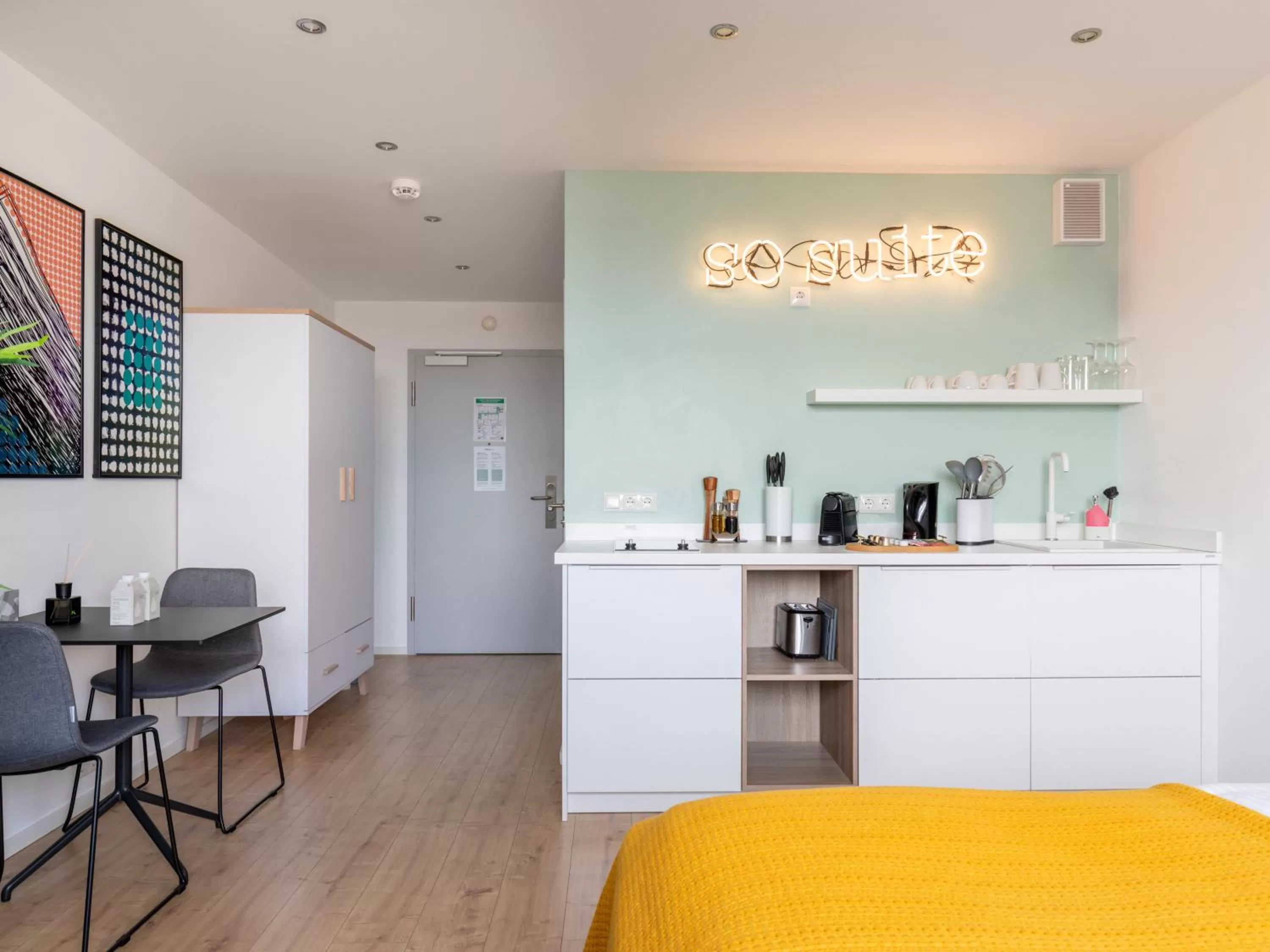 Kitchen or kitchenette in Limehome Darmstadt Wilhelminenstraße - Digital Access