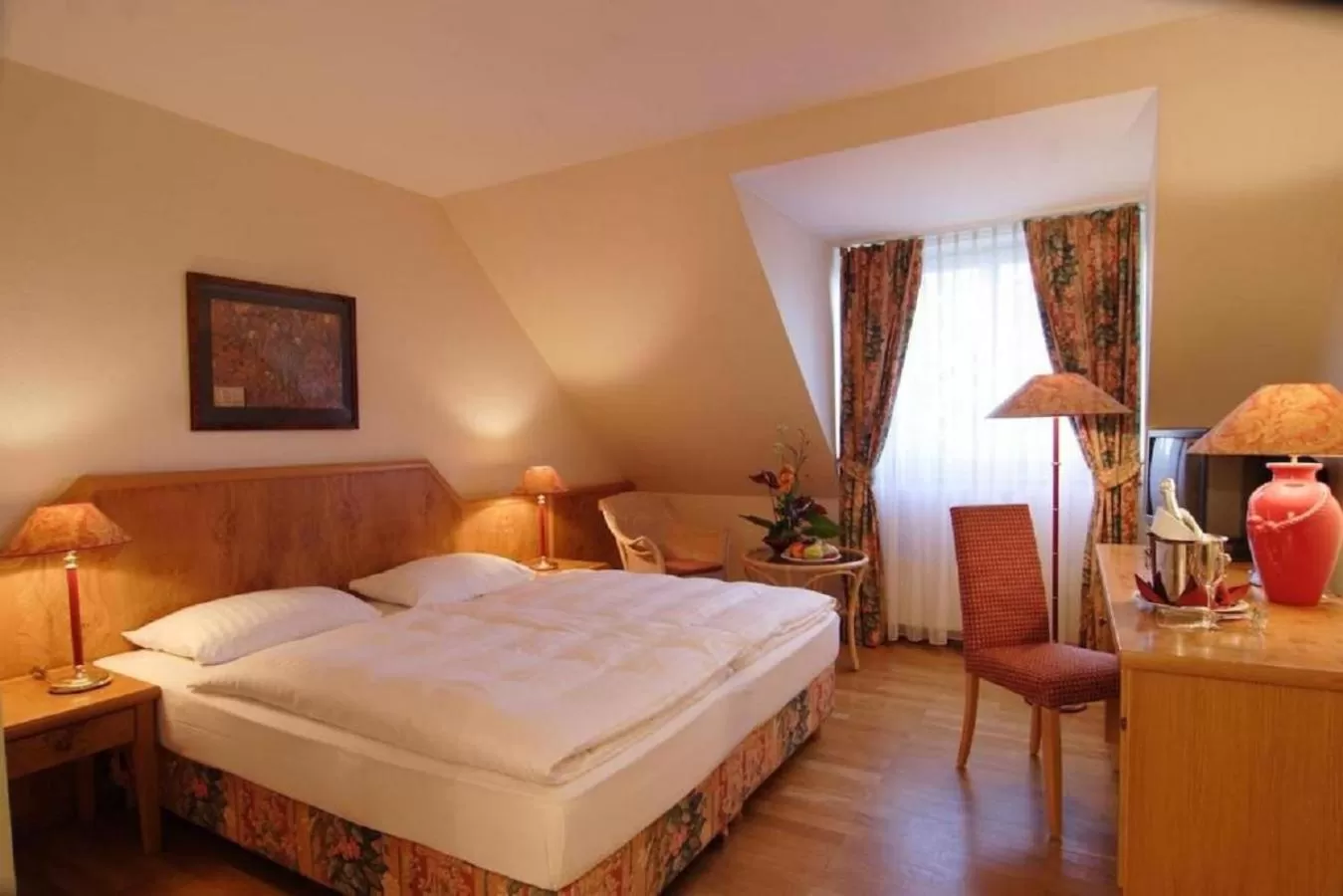 Bedroom, Bed in Hotel Lübecker Hof