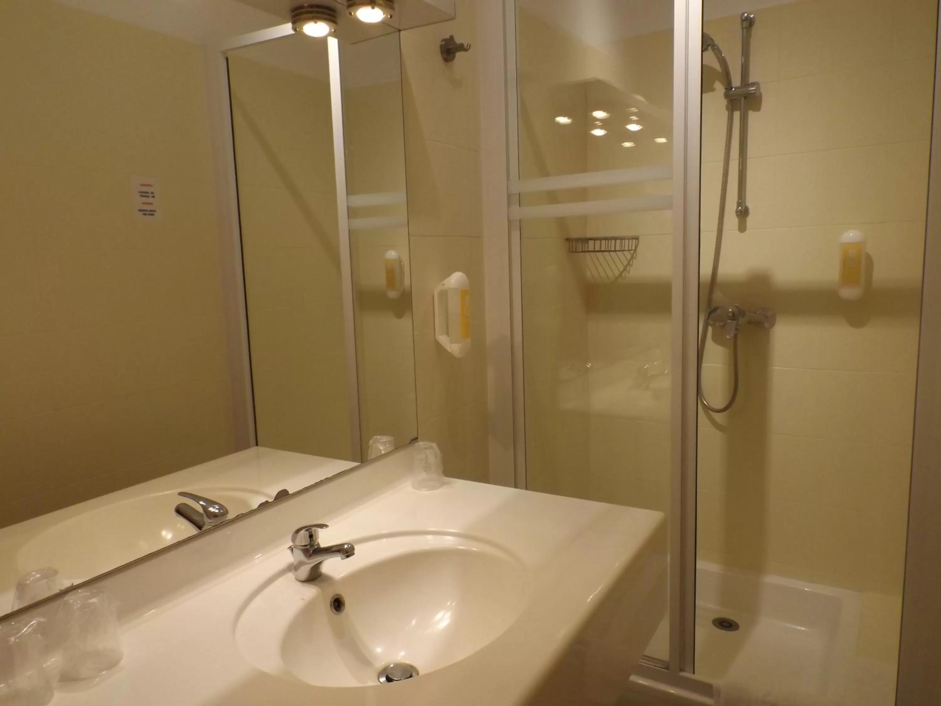 Bathroom in Logis Hôtel La Résidence, Cognac Centre