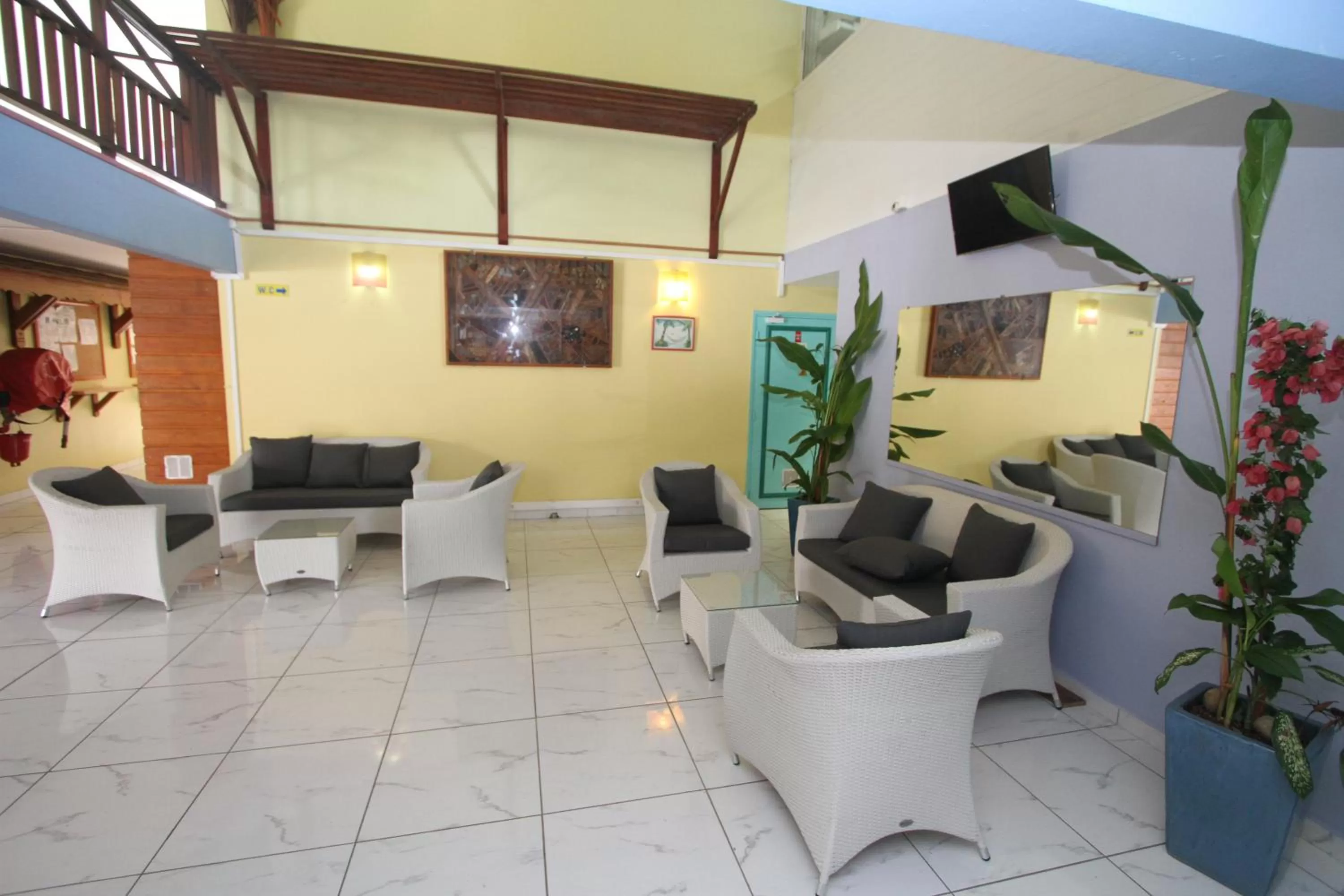 Communal lounge/ TV room in Hotel La Maison Creole