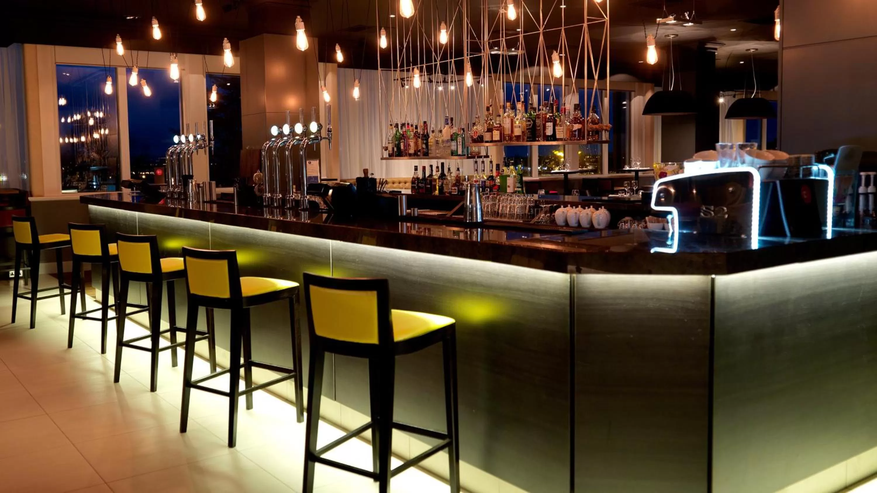 Lounge or bar in Crowne Plaza Chester by IHG