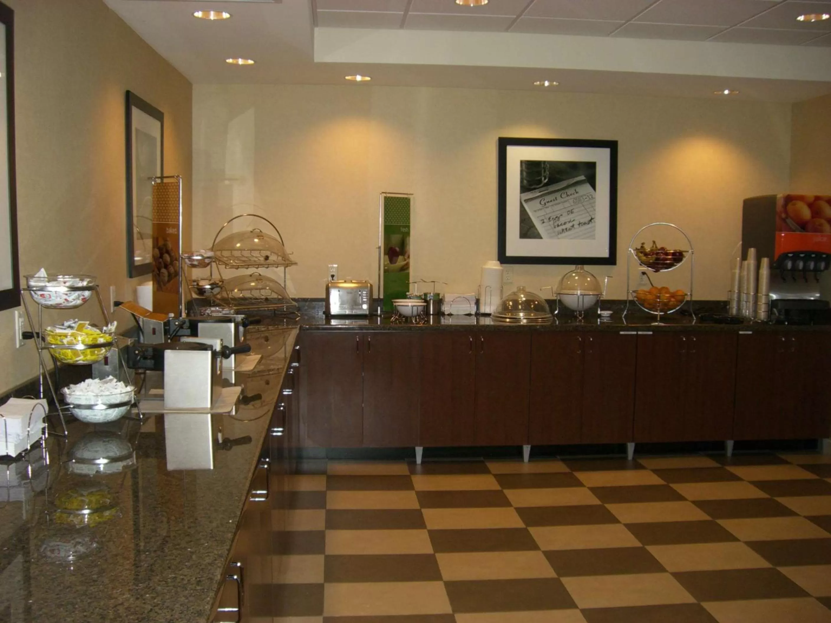 Dining area in Hampton Inn and Suites Pueblo/North