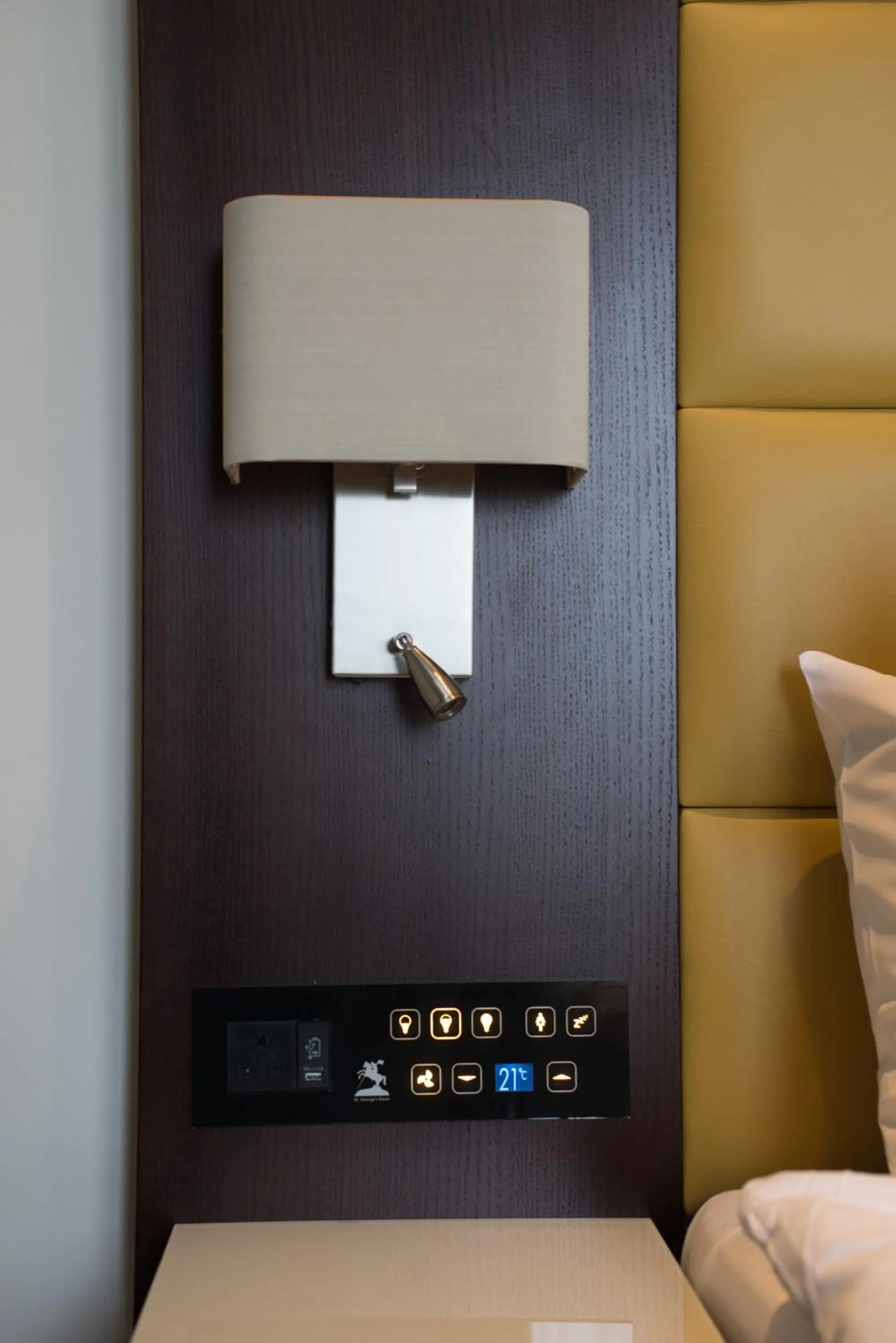 Other, Bed in St George's Hotel - Wembley