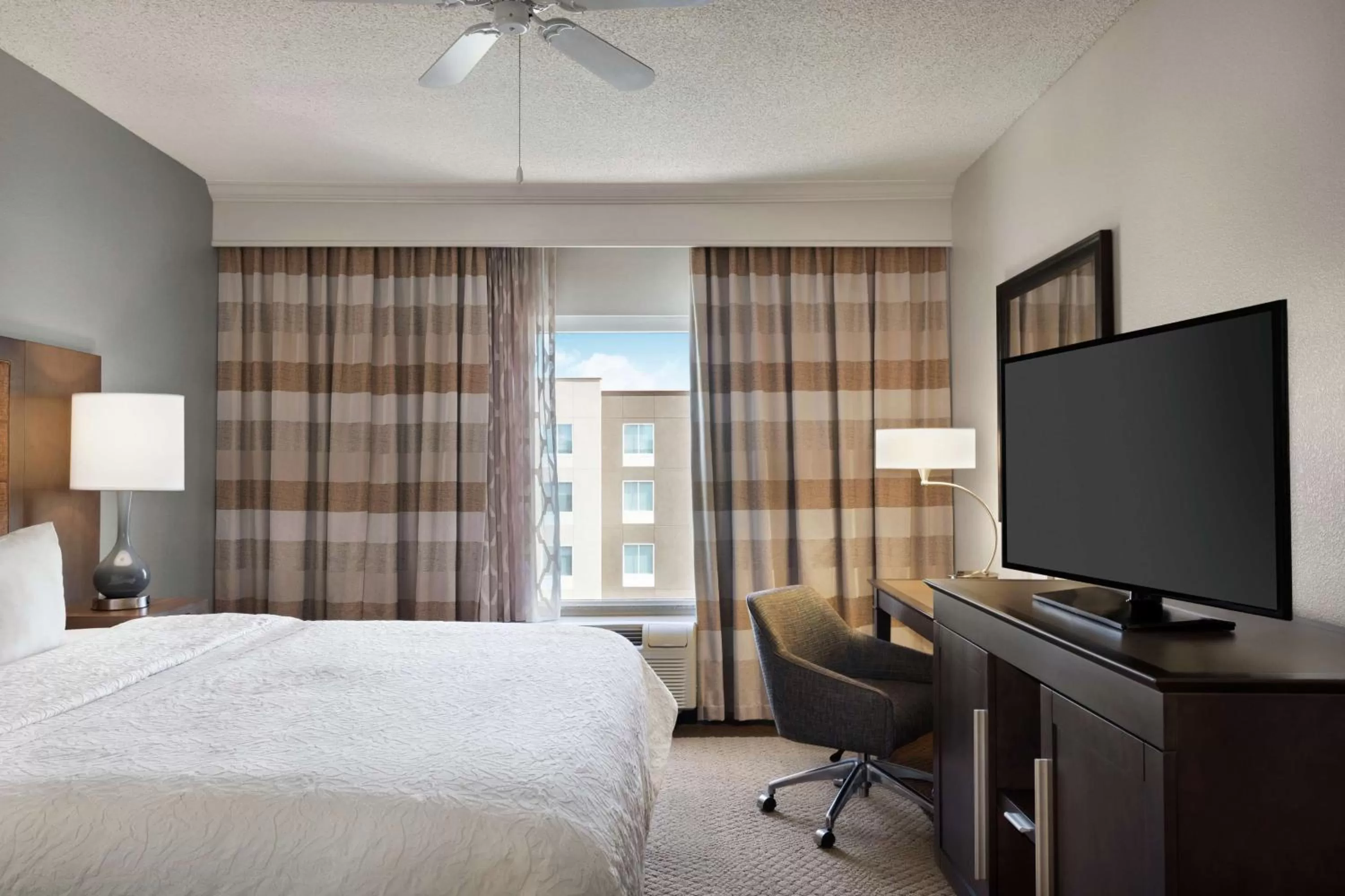 Bedroom, Bed in Hampton Inn & Suites Montgomery-EastChase