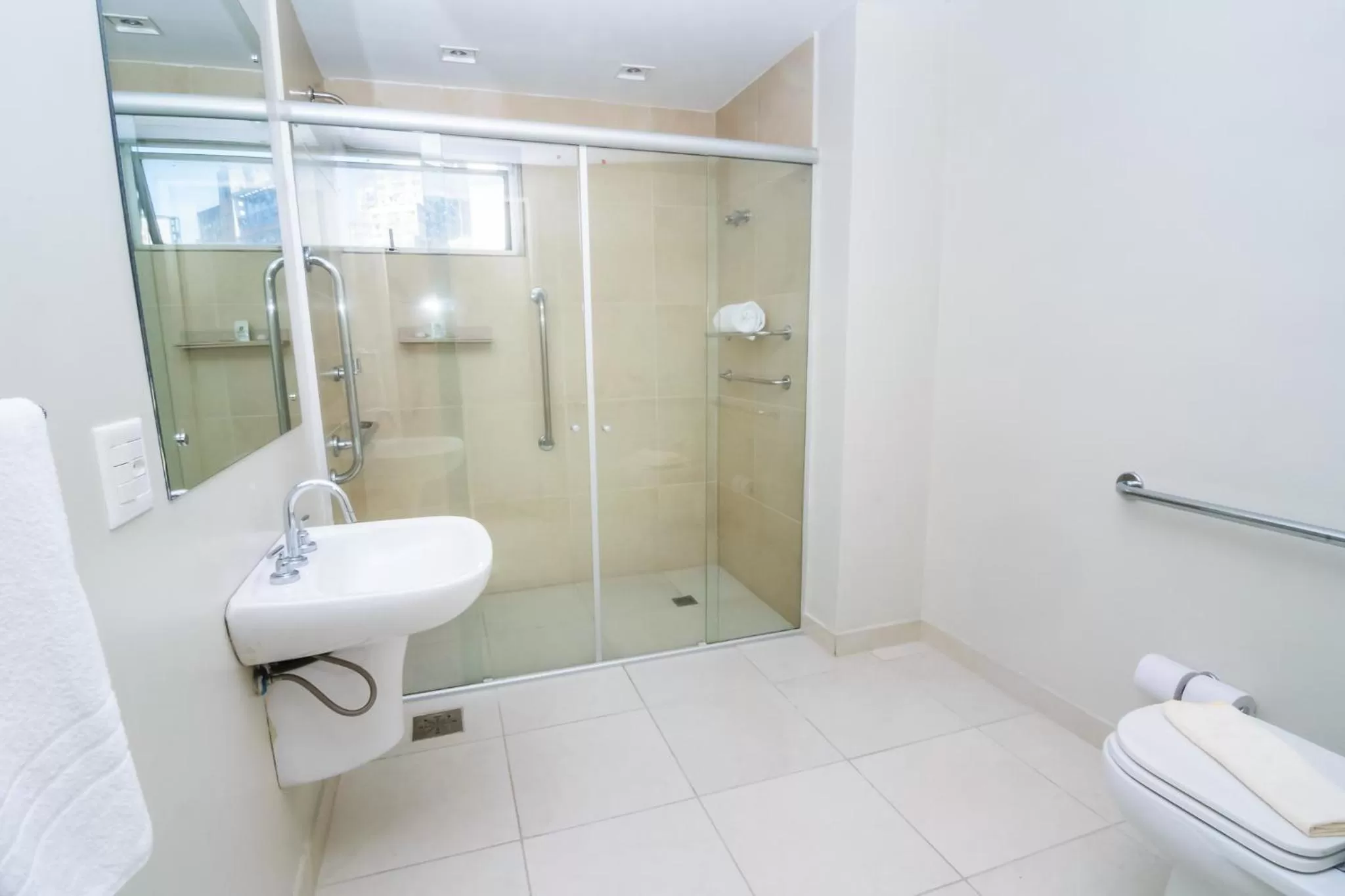 Bathroom in Hotel Nacional Inn Porto Alegre - by Nacional Inn - Próximo à Arena do Grêmio, Parque Harmonia e Réveillon na Orla do Guaíba