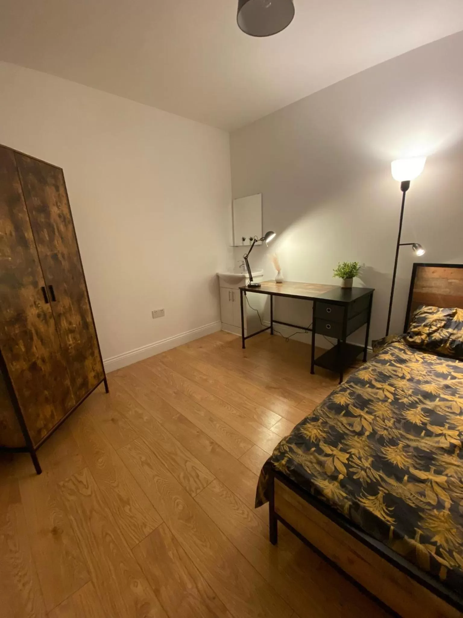 Bedroom, Bed in 4 Wharncliffe Drive