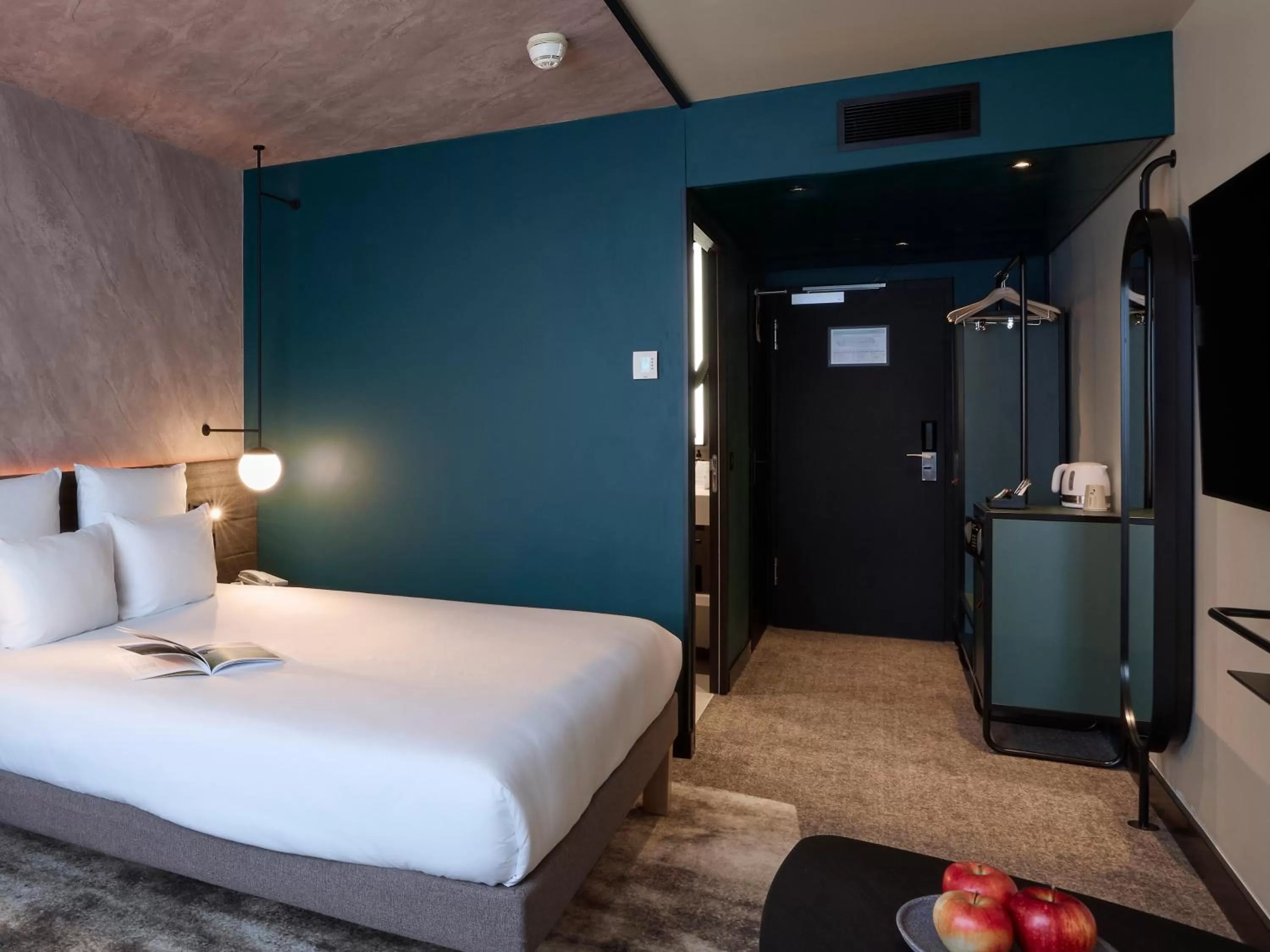 Bed in Novotel Bern Expo