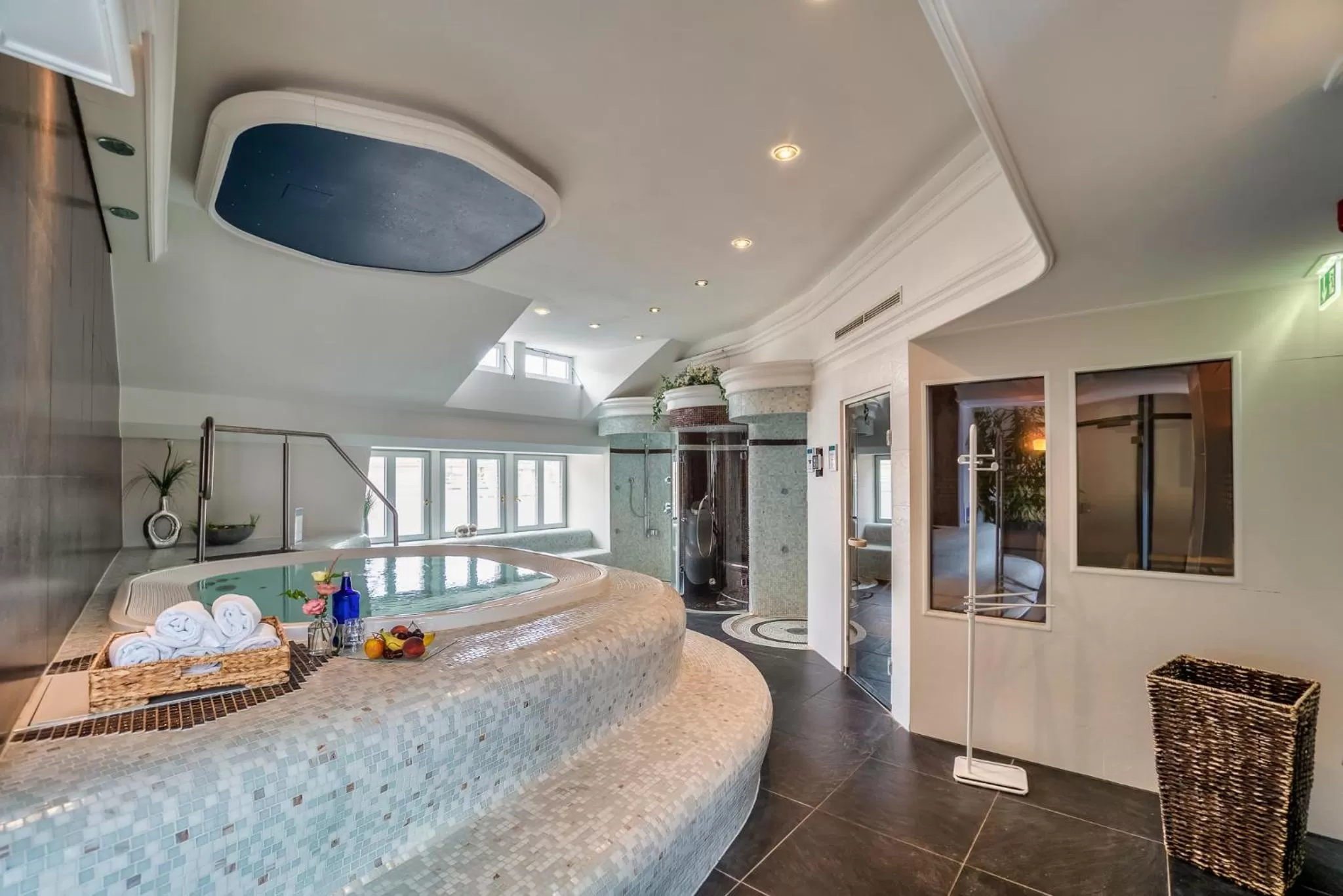 Hot Tub in Hotel Suitess