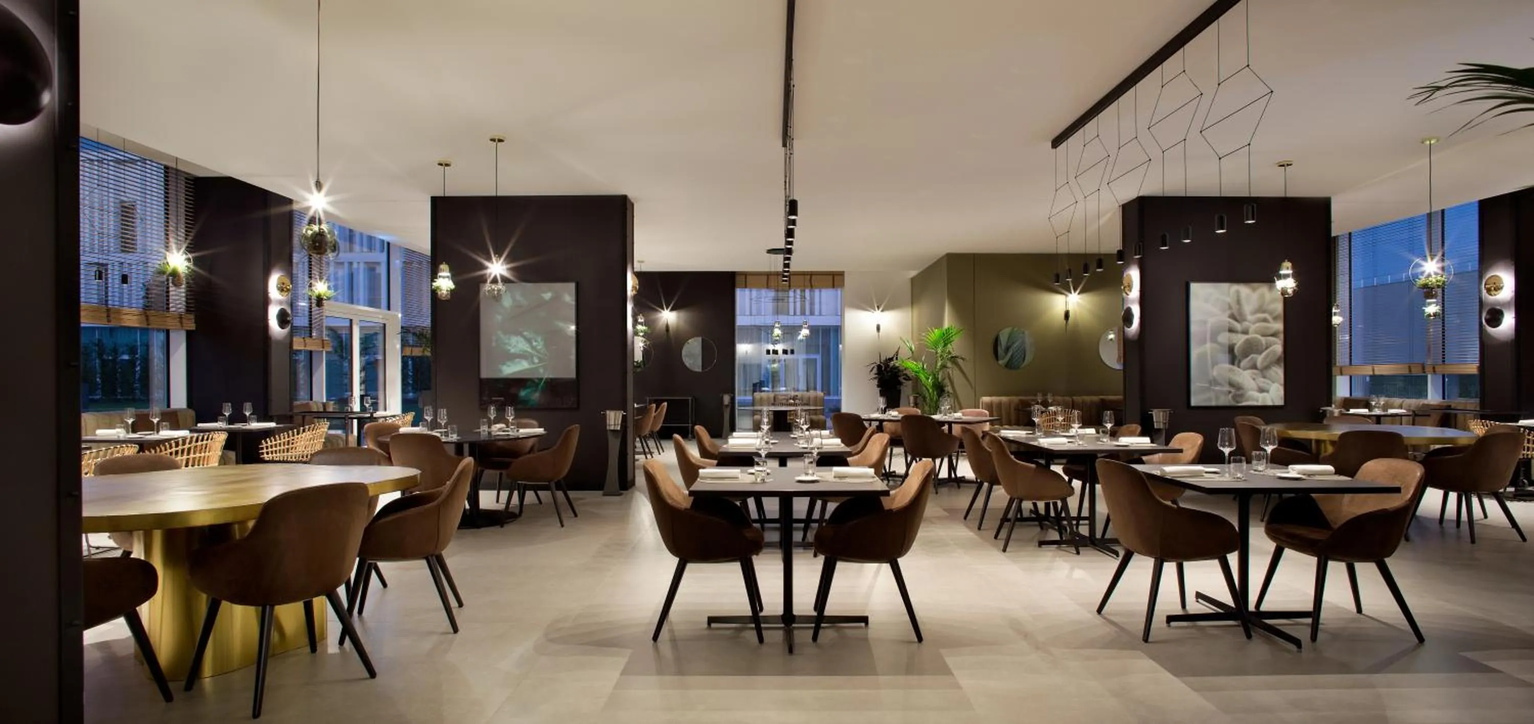 Restaurant/places to eat in J Hotel