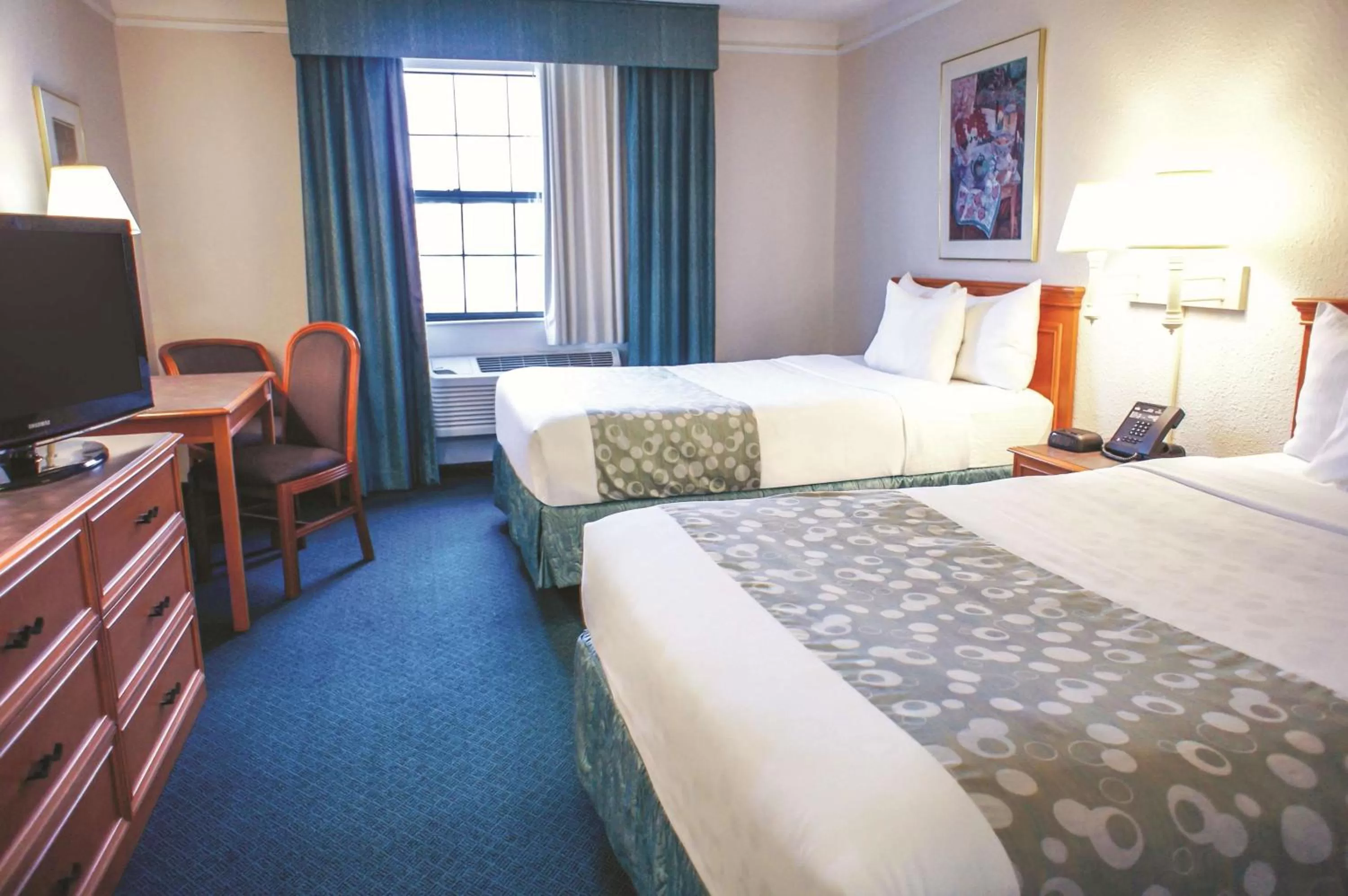 Photo of the whole room, Bed in La Quinta Inn by Wyndham Moline Airport