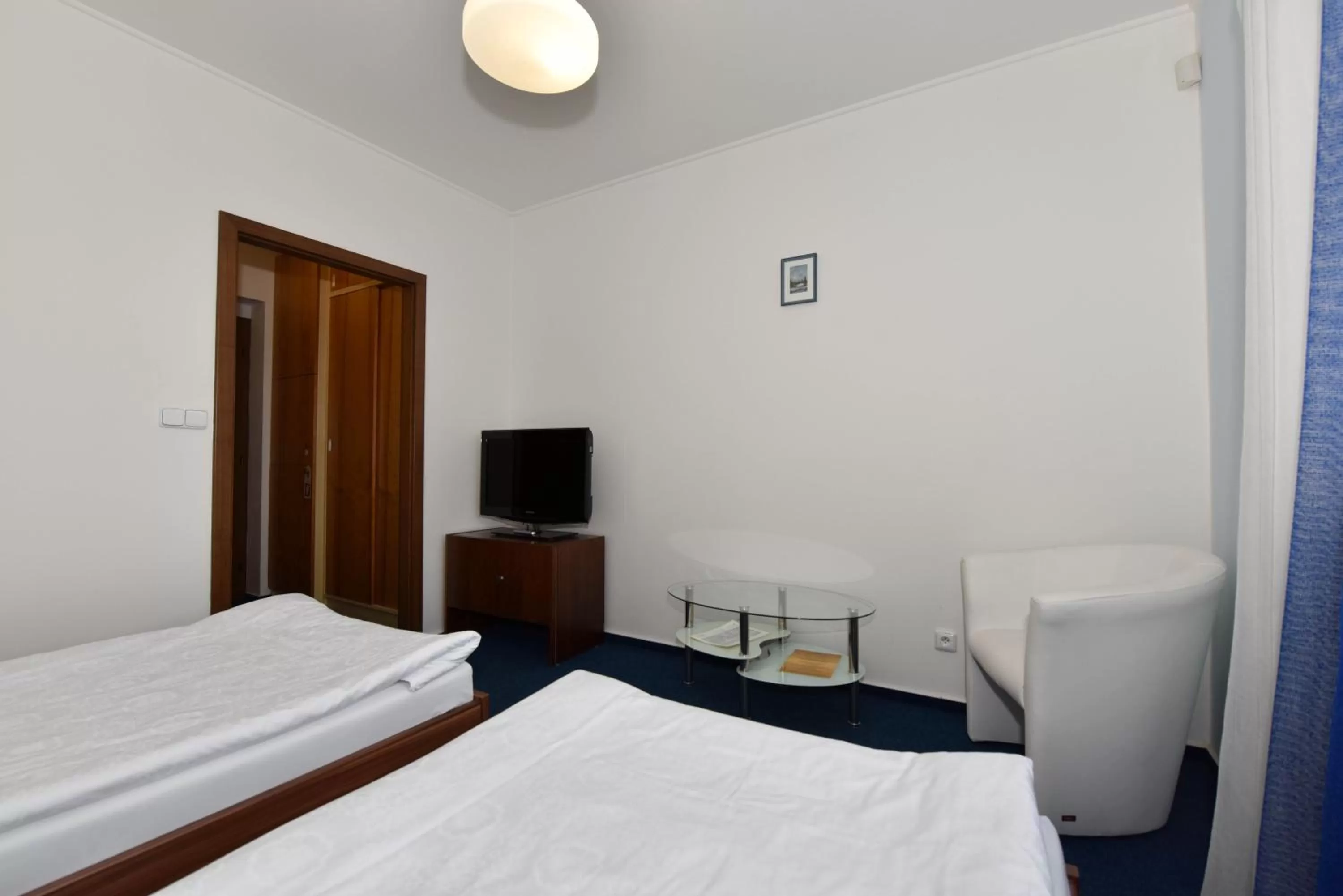 Shower, Bed in Hotel Trilobit