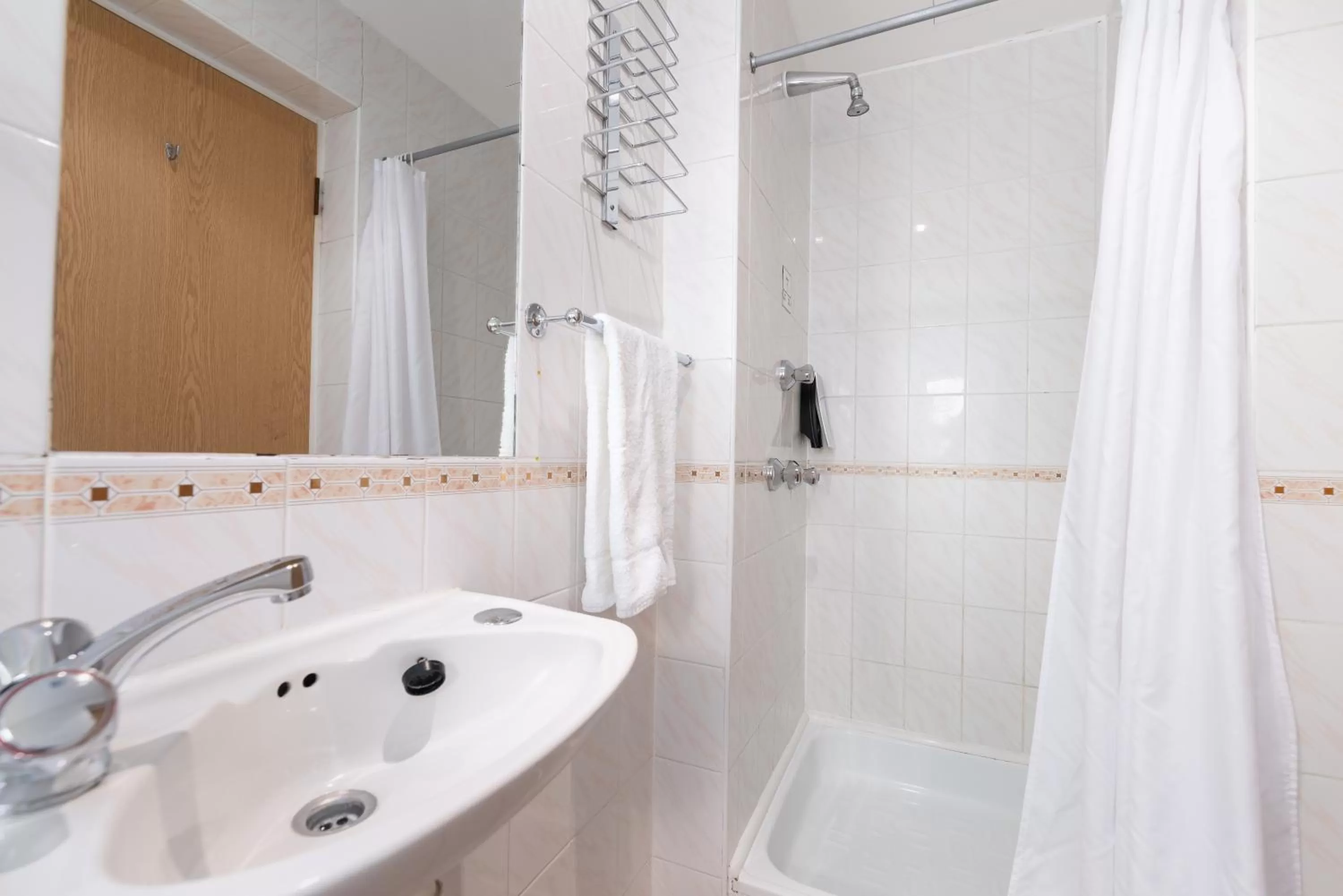 Shower in Best Western Carlton Hotel