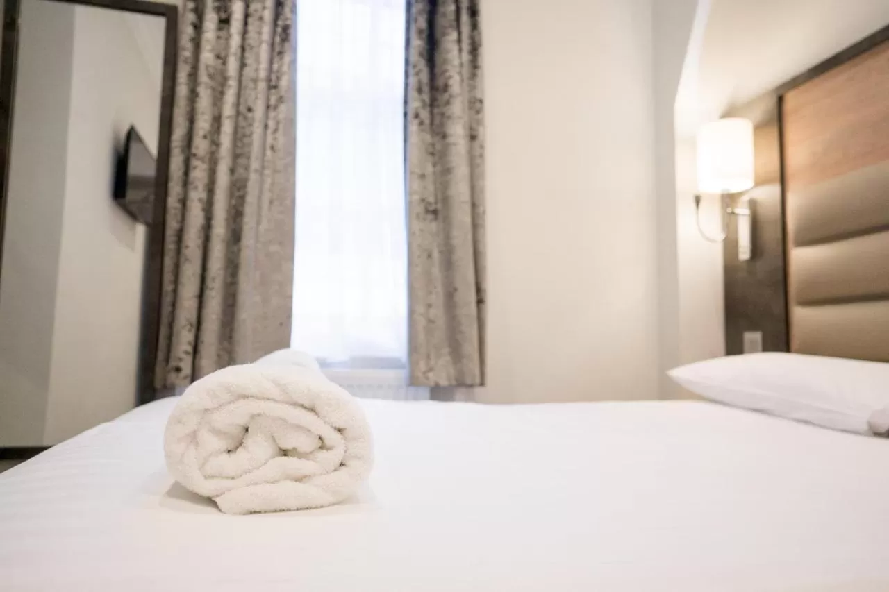 Bedroom, Bed in Best Western Buckingham Palace Rd