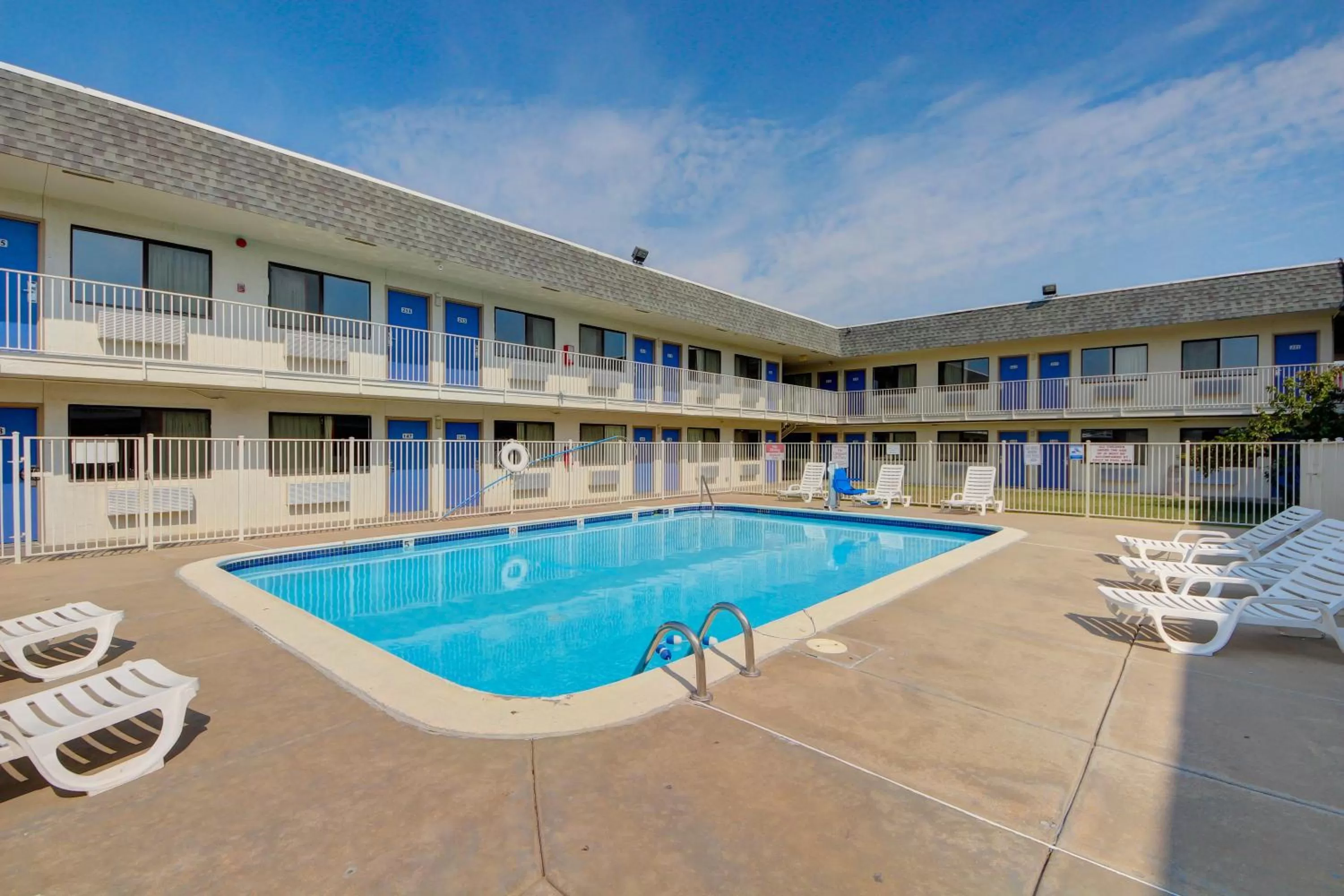 Swimming pool in Motel 6-Wichita, KS - AIRPORT