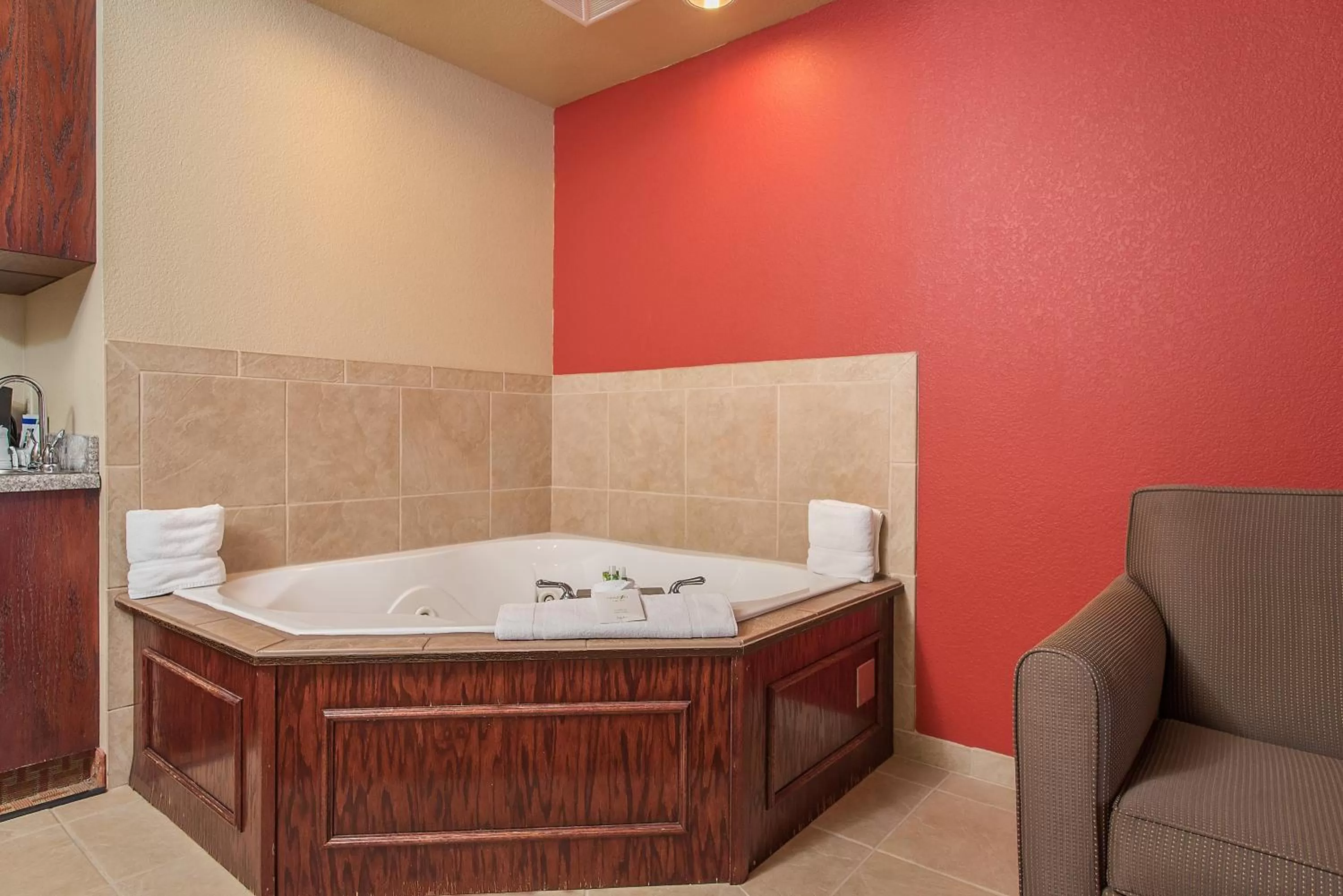 Bath in Baymont Inn & Suites by Wyndham Sturgis