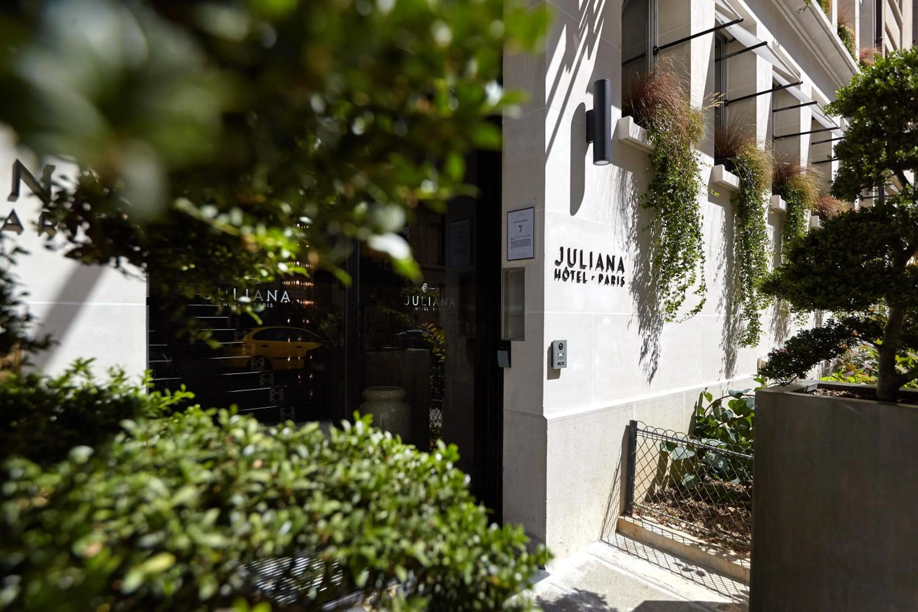 Facade/entrance in Juliana Hotel Paris