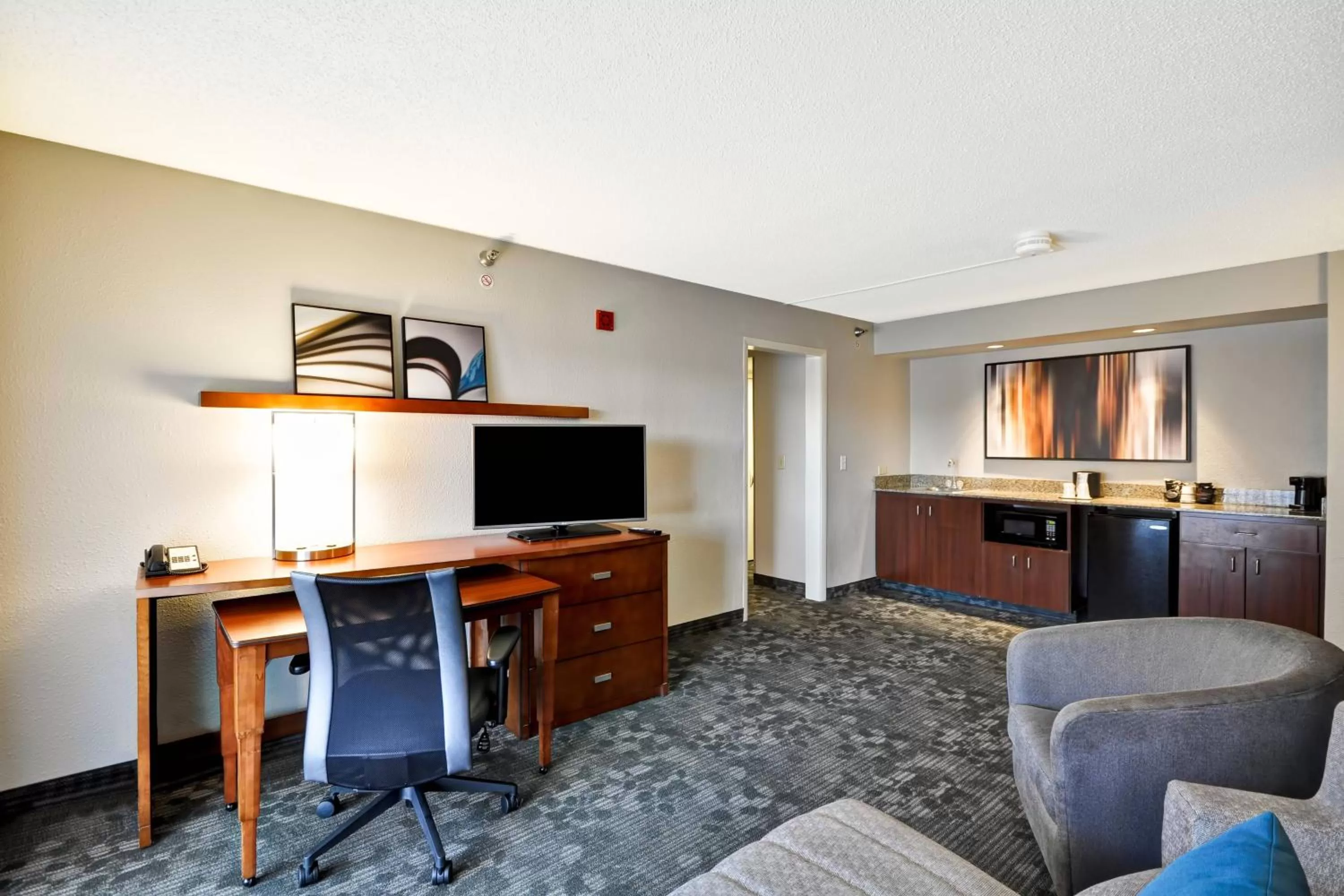 Living room in Courtyard by Marriott Jacksonville Airport/ Northeast