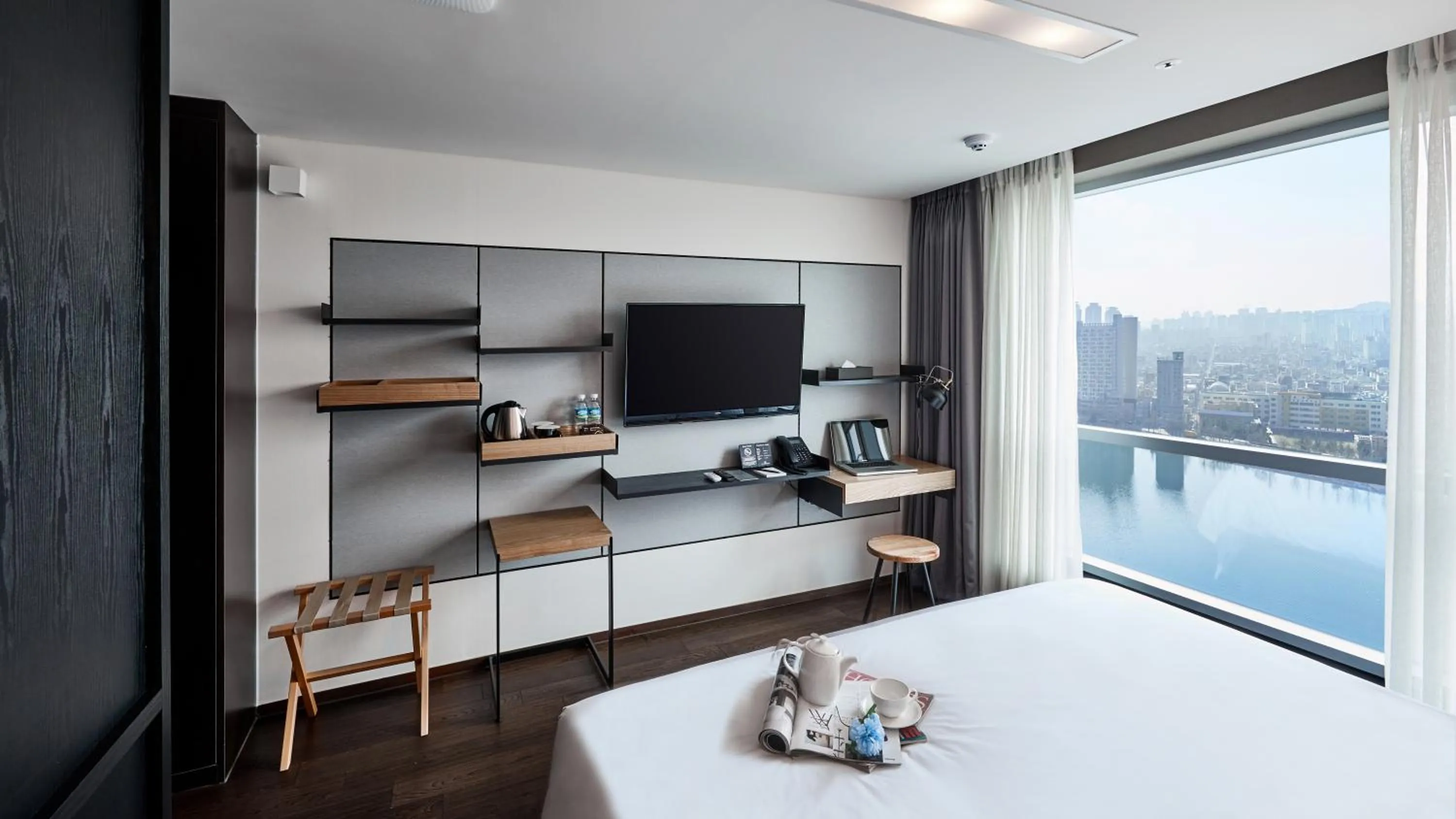 Bedroom, TV/Entertainment Center in hotel riverside