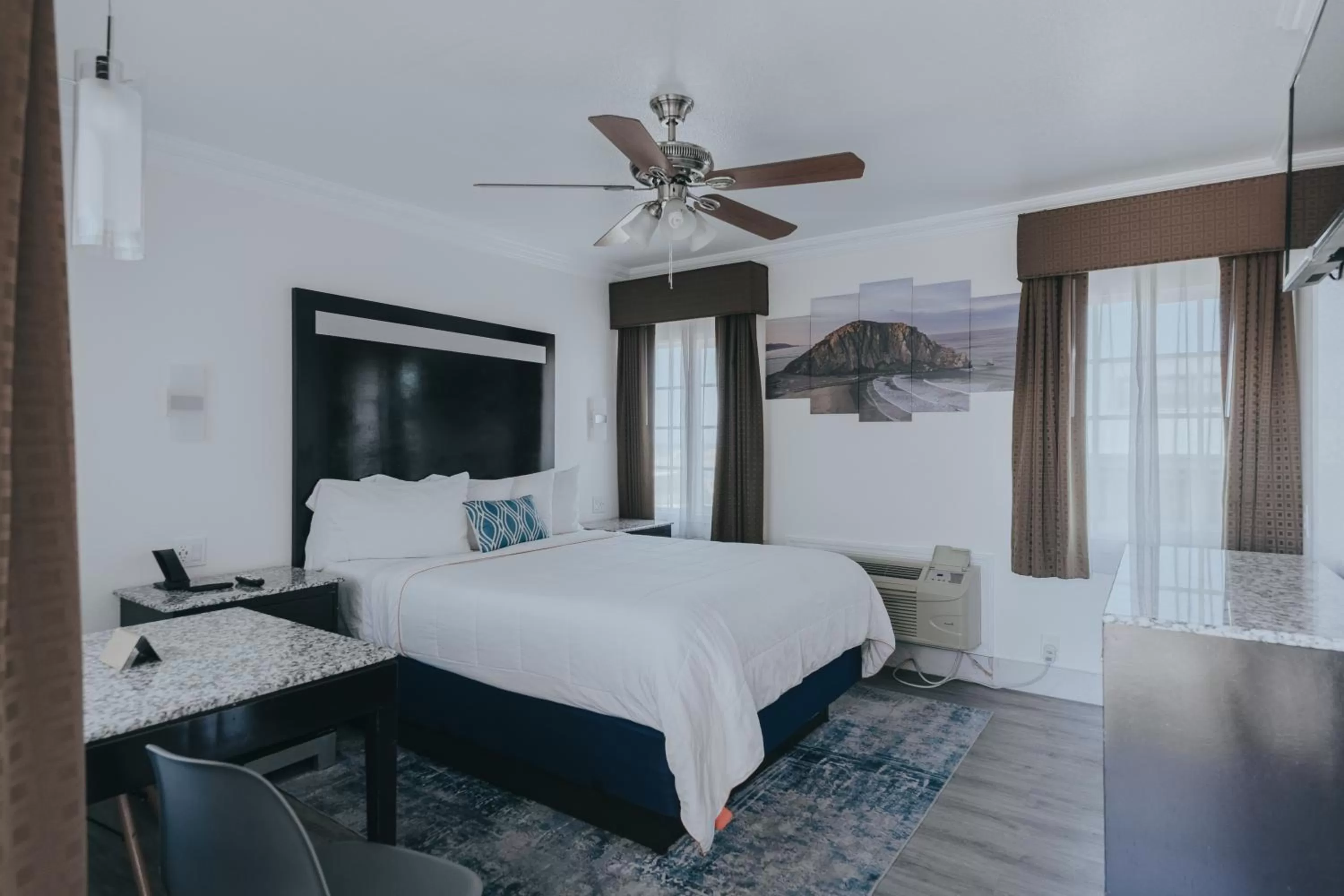 Photo of the whole room, Bed in Sea Air Inn & Suites - Downtown - Restaurant Row