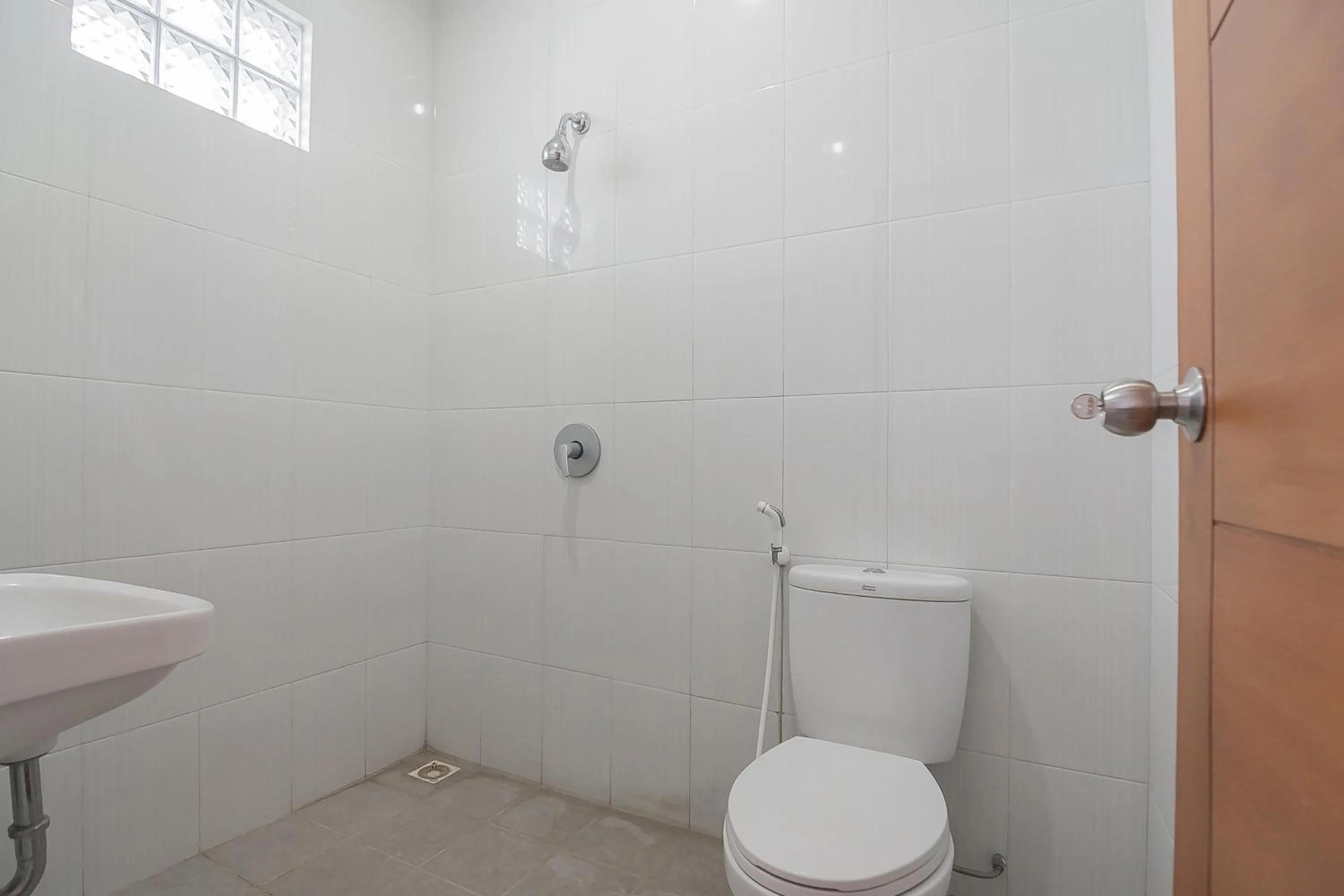 Bathroom in RedDoorz Syariah @ Sarongge Cianjur