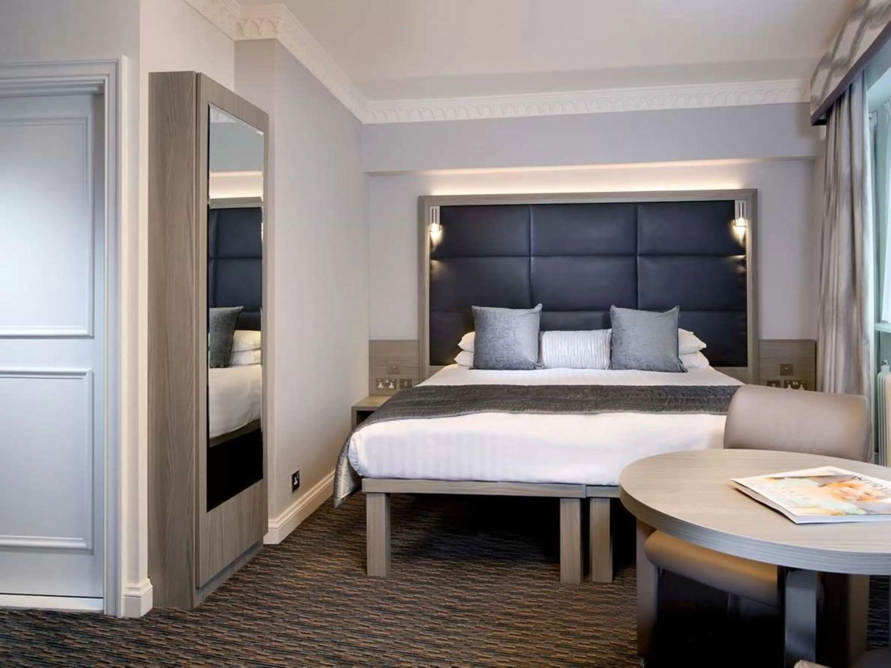 Photo of the whole room, Bed in Birmingham Strathallan Hotel, BW Signature Collection