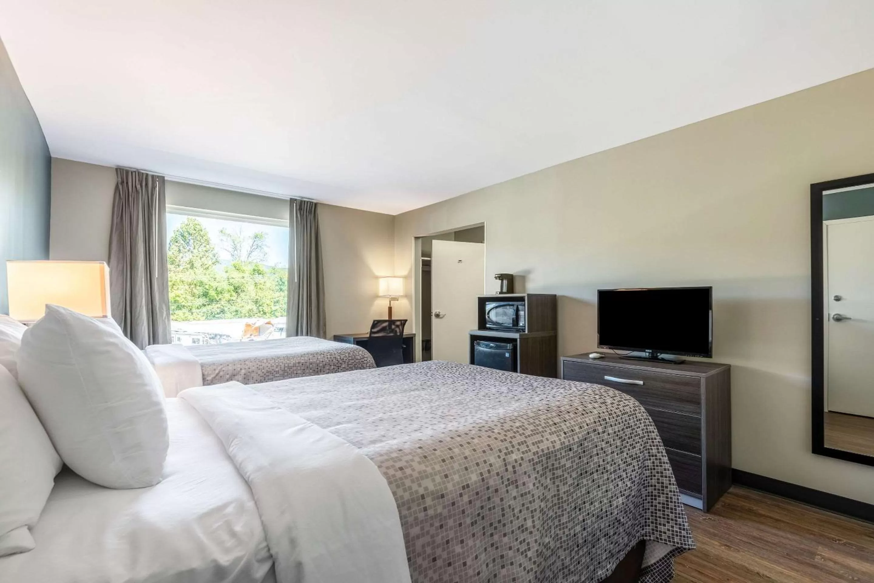 Photo of the whole room, Bed in Econo Lodge Dayton North