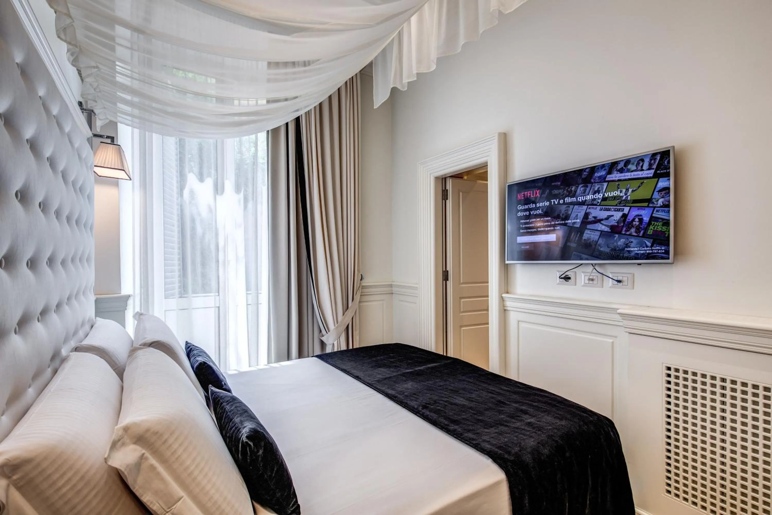 TV and multimedia, Bed in Hotel dei Quiriti Suite