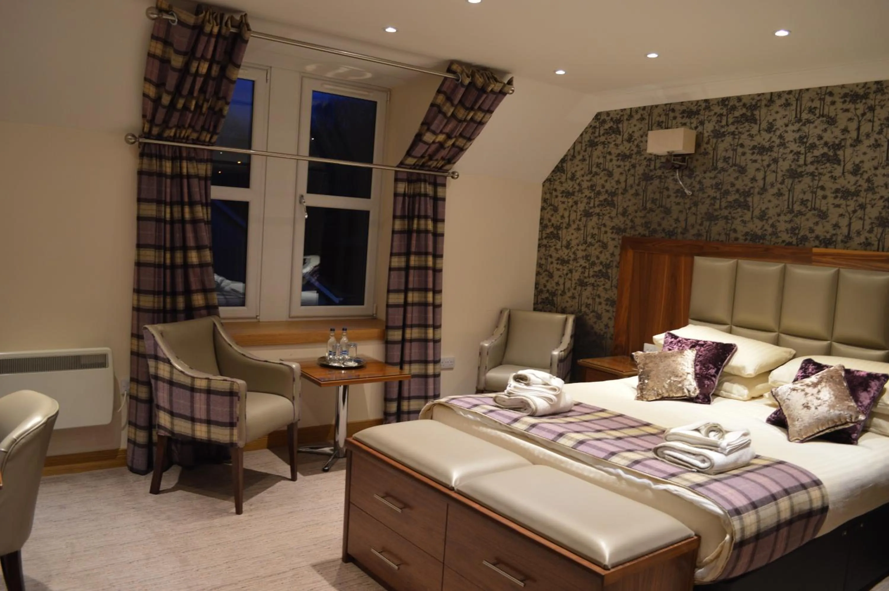 Photo of the whole room, Bed in Cruachan Hotel