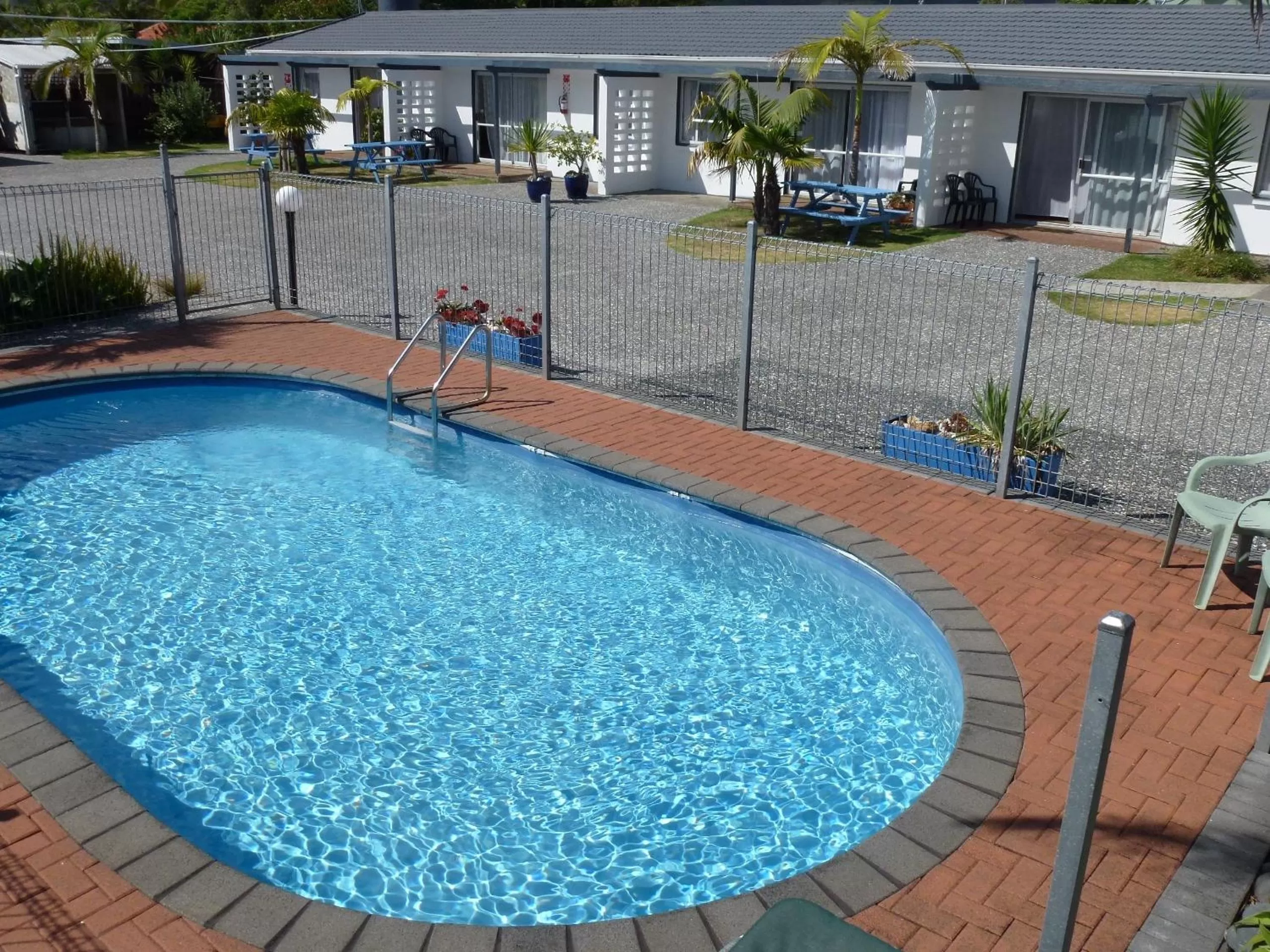 Swimming pool in Mana-Nui Motel