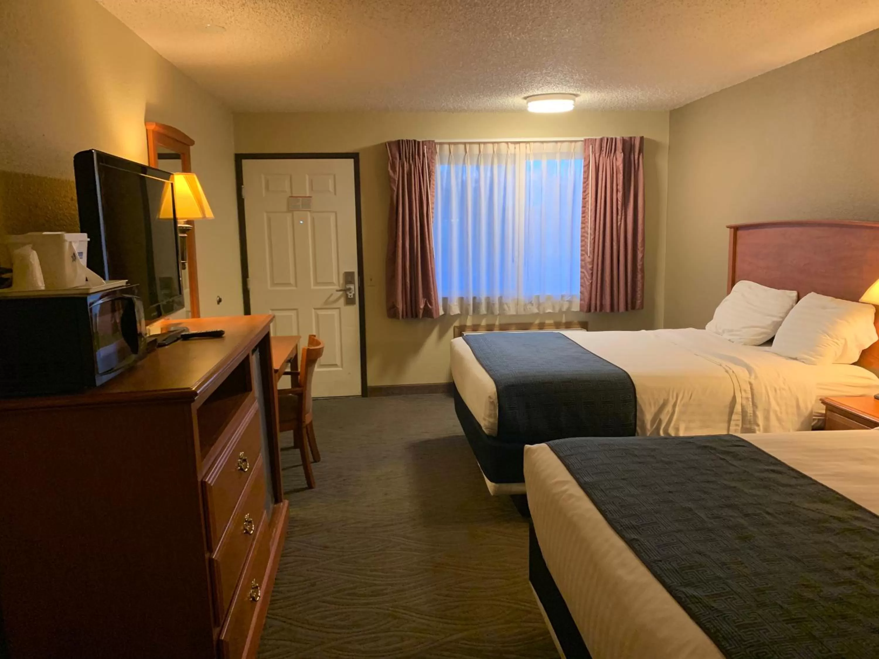 Bed in Sunset Inn - John Day